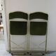 Paire de chaises pliantes en velours vert kaki