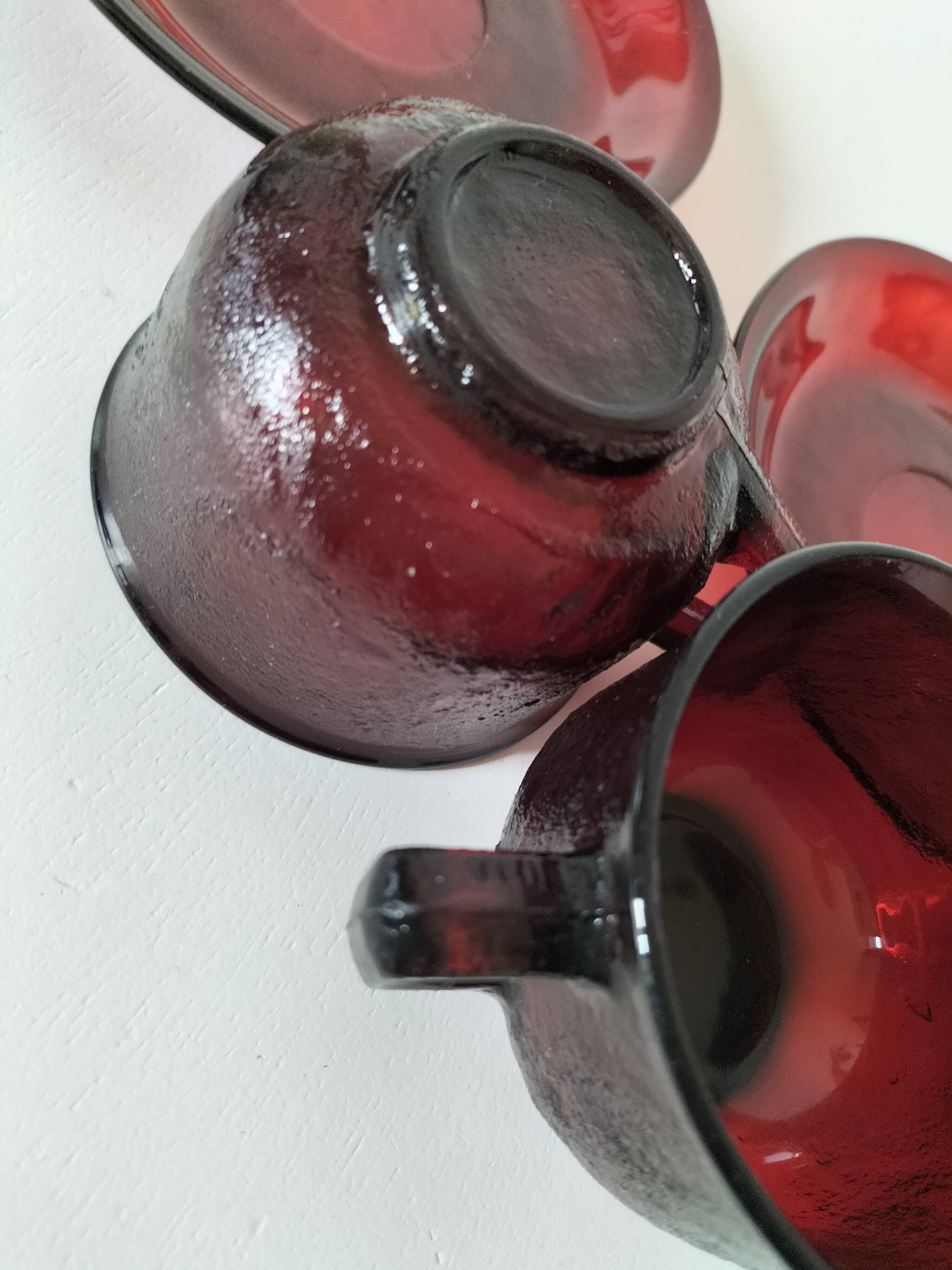 Set of cups and saucers Arcoroc Sierra ruby – 1970s