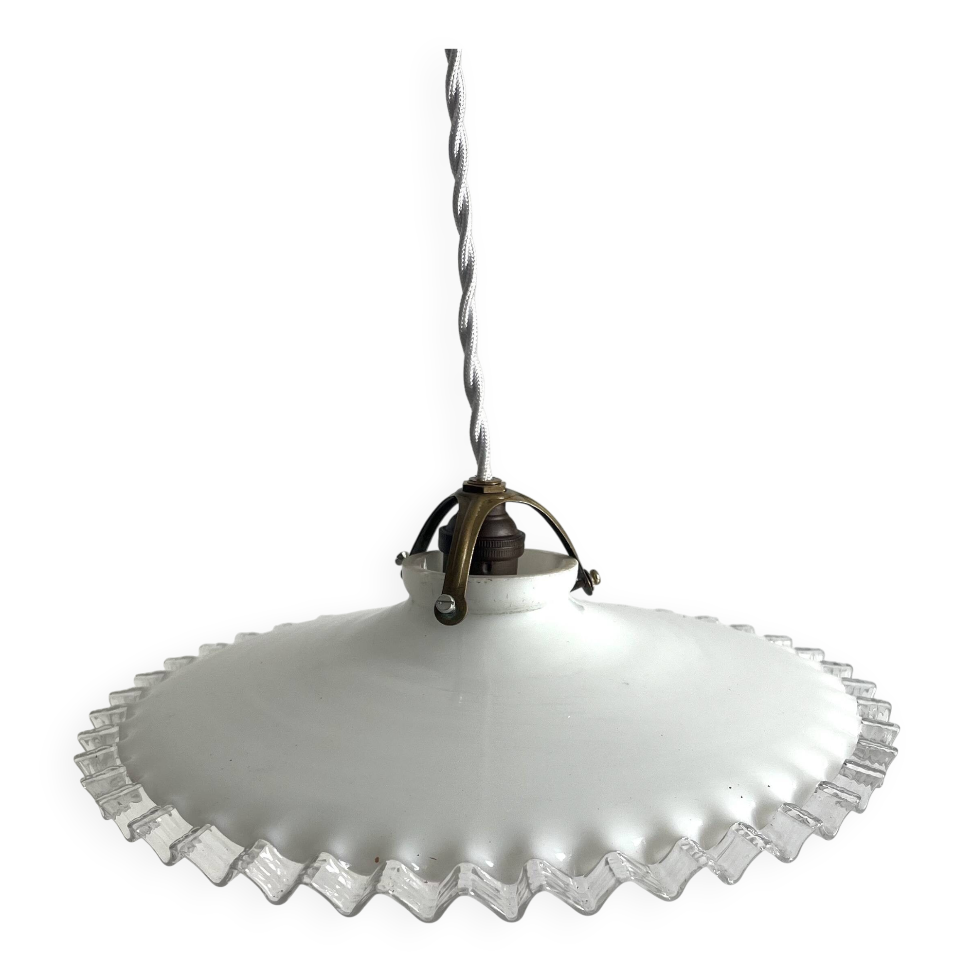 Suspension opaline blanche bord dentelé