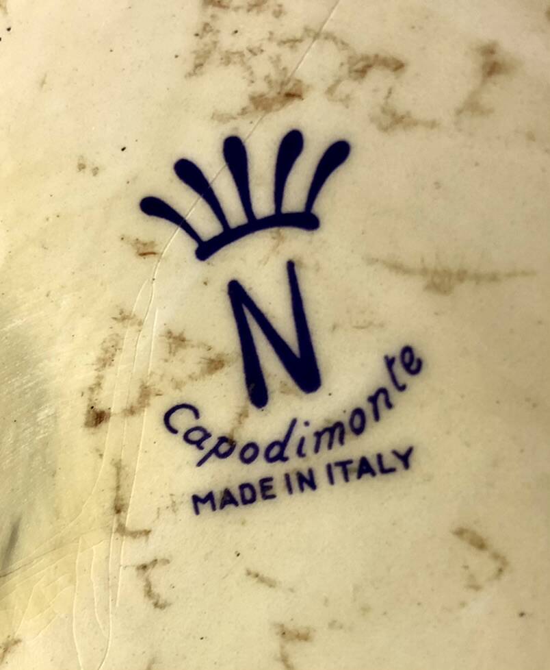 Large vase signed Capodimonte, Italy 1980s – Antique scene and lion heads