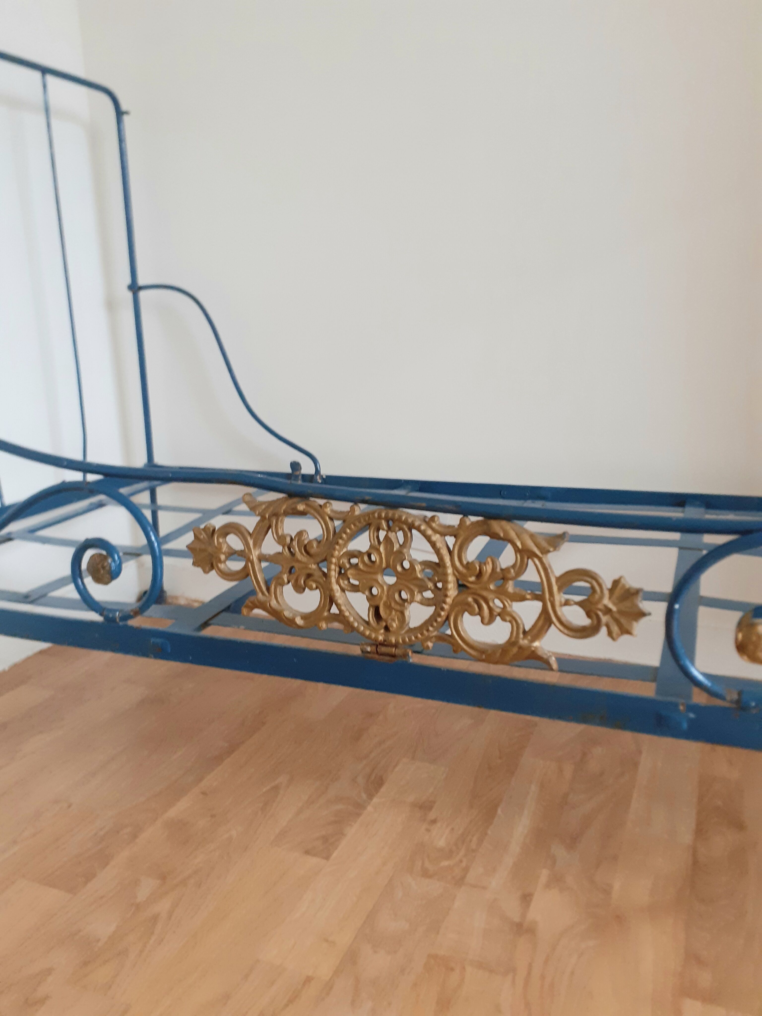 Wrought iron child bench bed