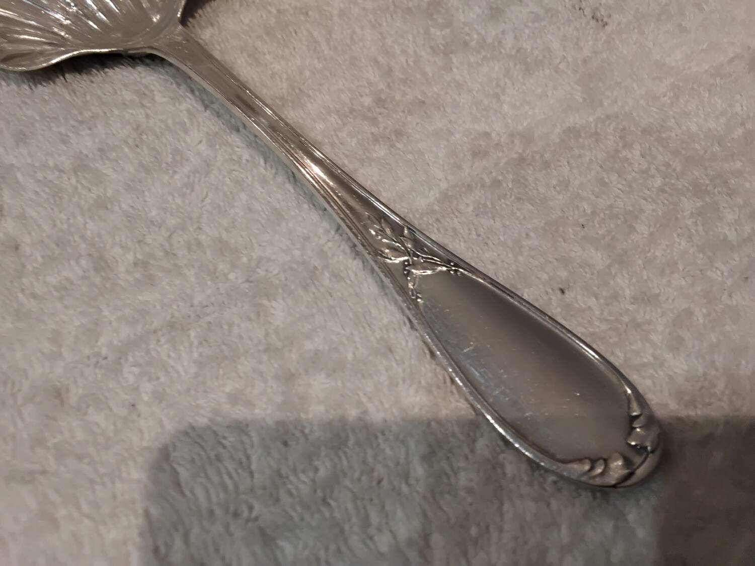 Silver-plated strawberry serving spoon, goldsmith Ercuis, laurels LXVI
