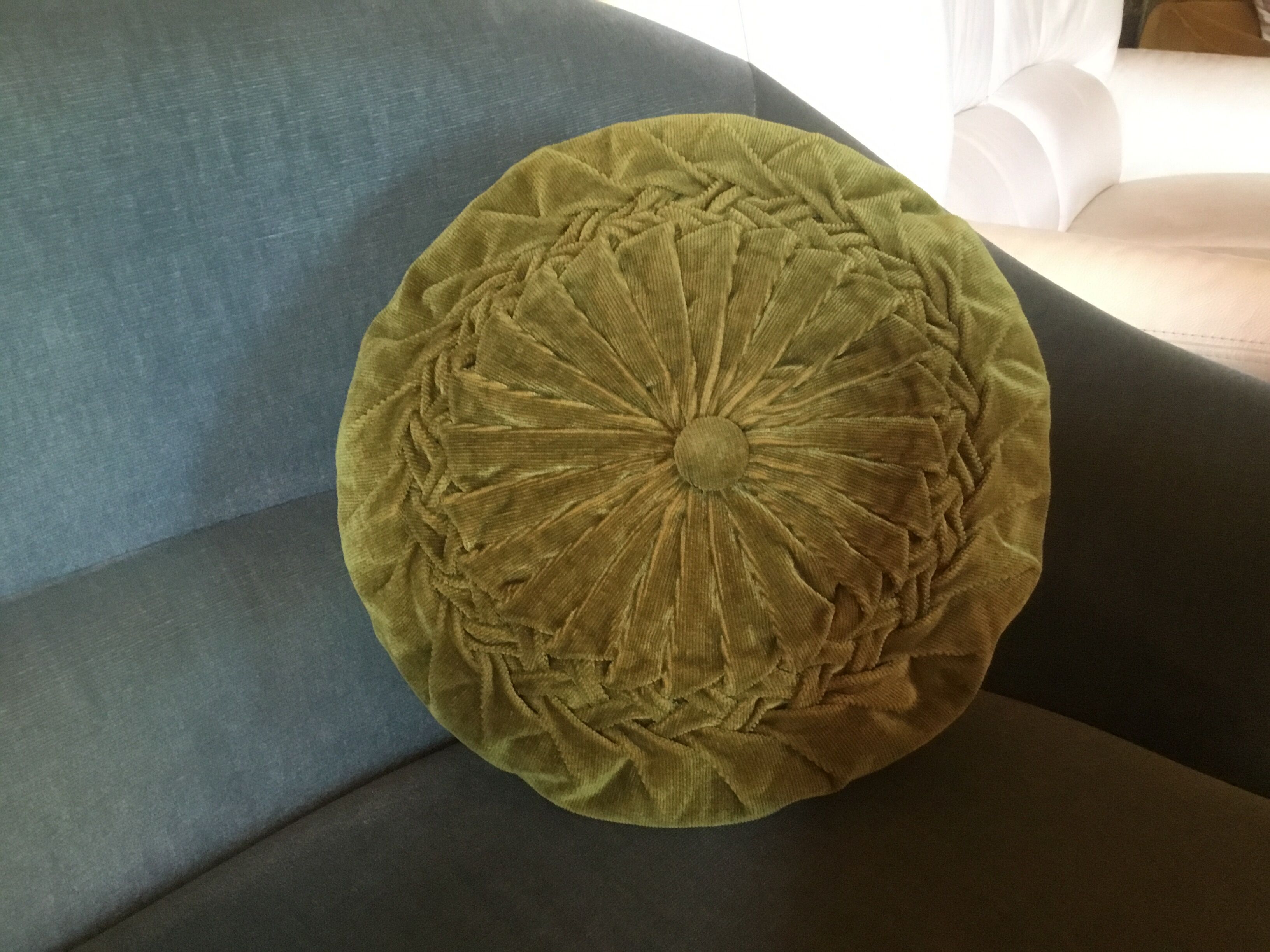 Coussin rond en velours kaki tressé