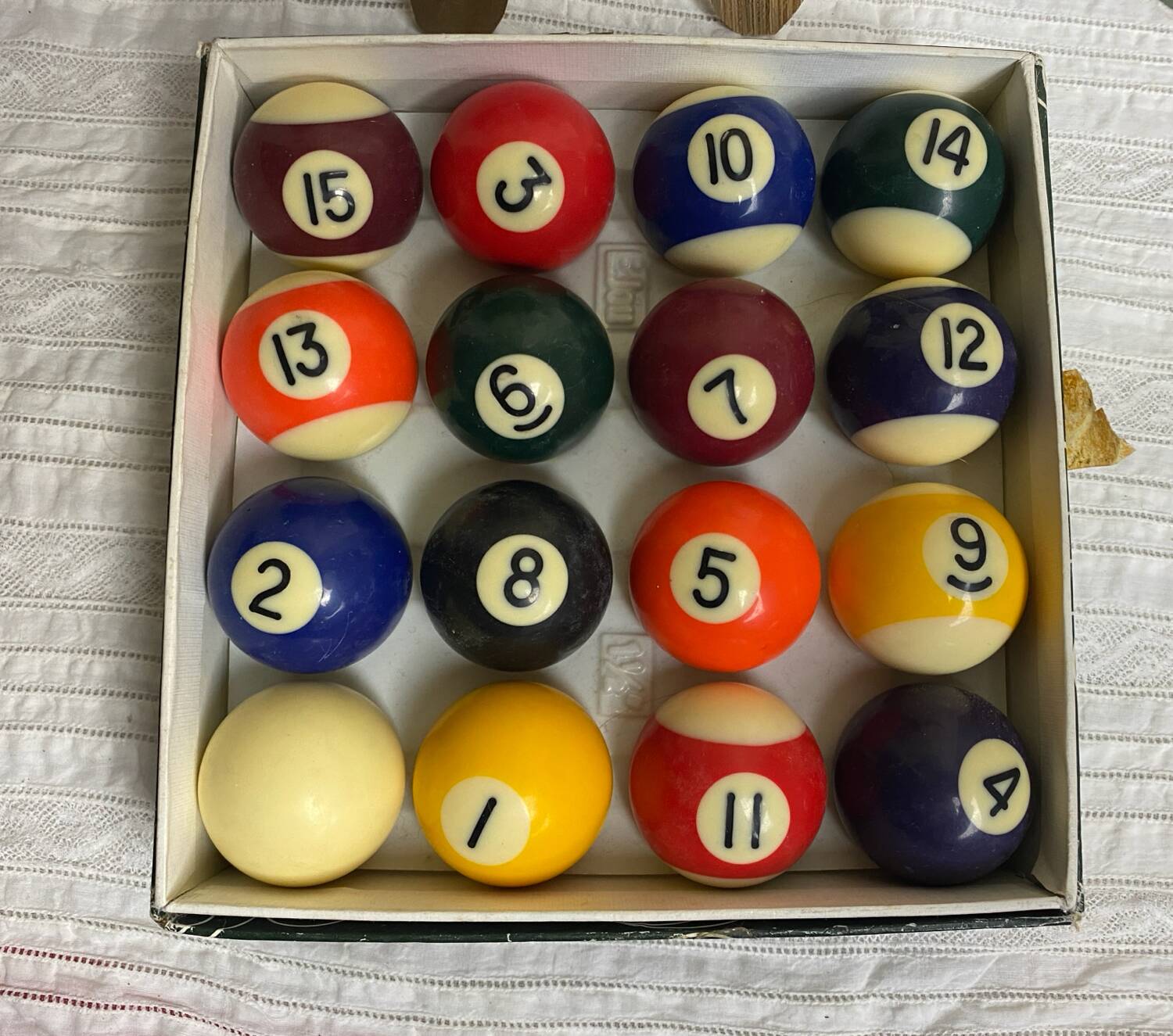 Set of 16 vintage billiard balls
