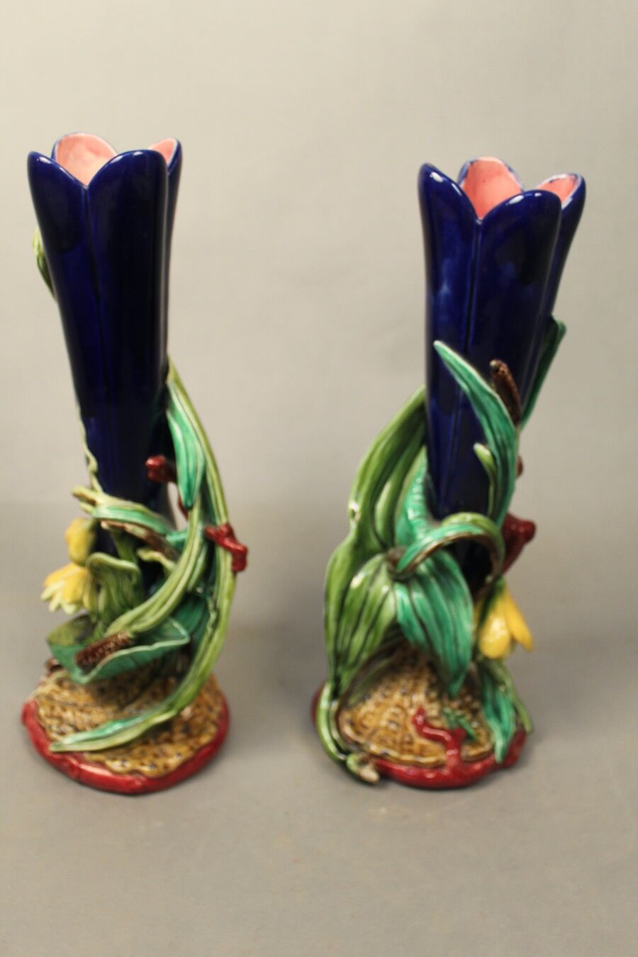 Pairs of vases decorated with majolica sarguemine flowers