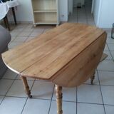 Vintage round table with folding edges