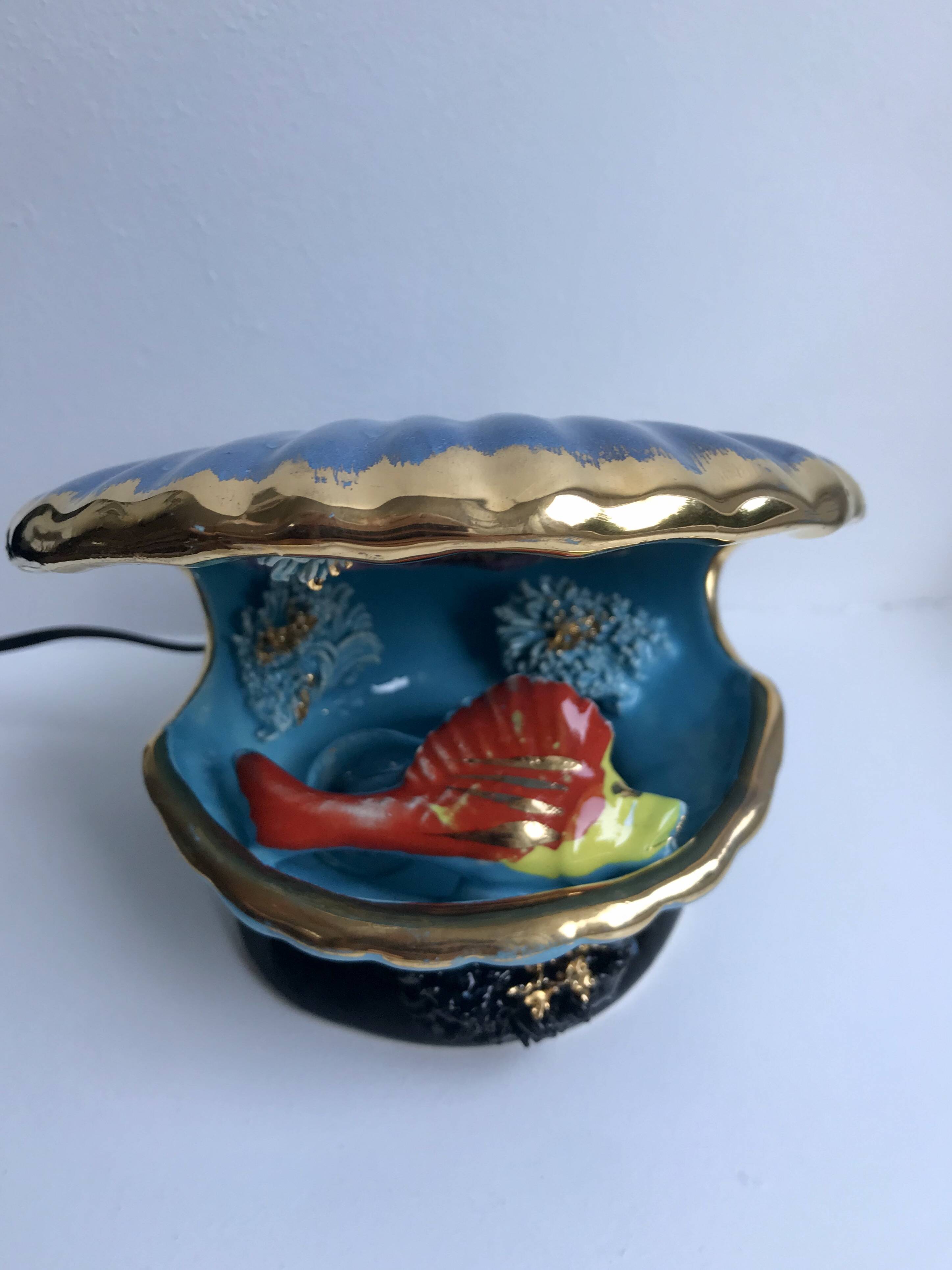 Petite lampe coquillage bleu et poissons signée vallauris années 1970
