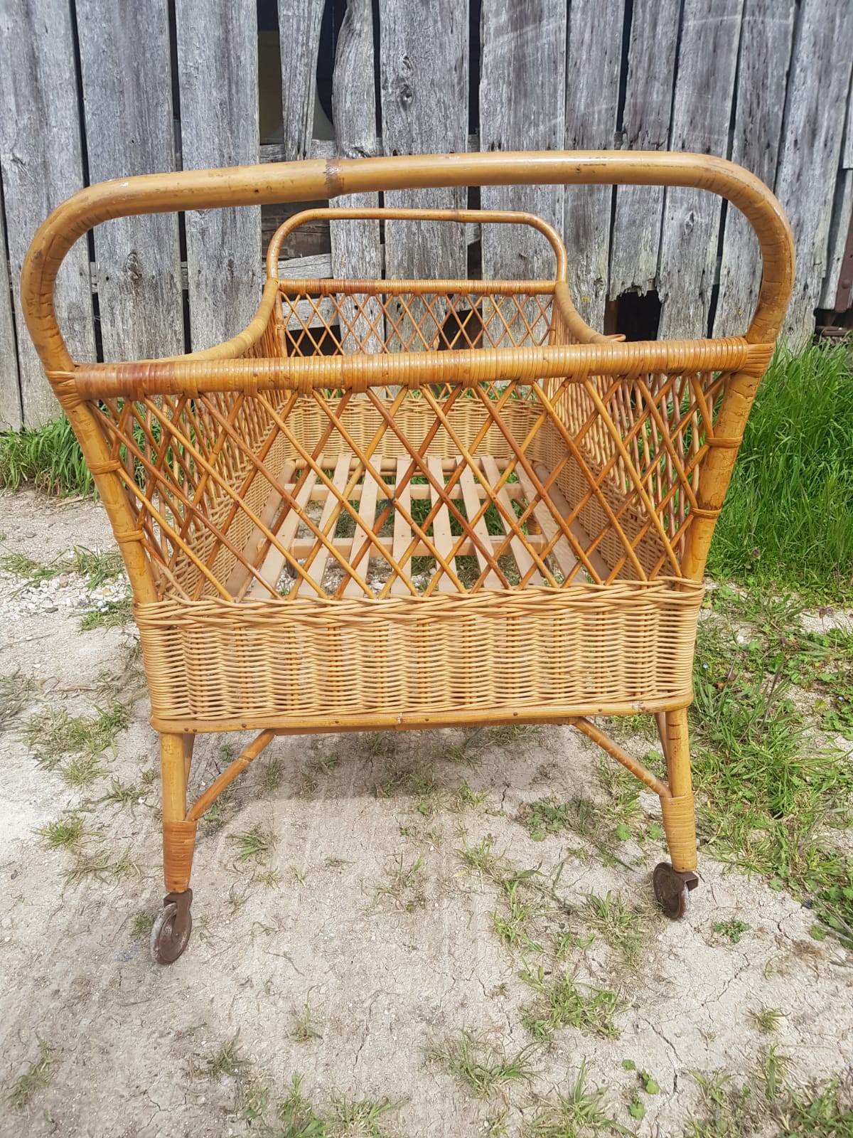 Former cradle bed baby rotin curved on vintage 60s roulettes