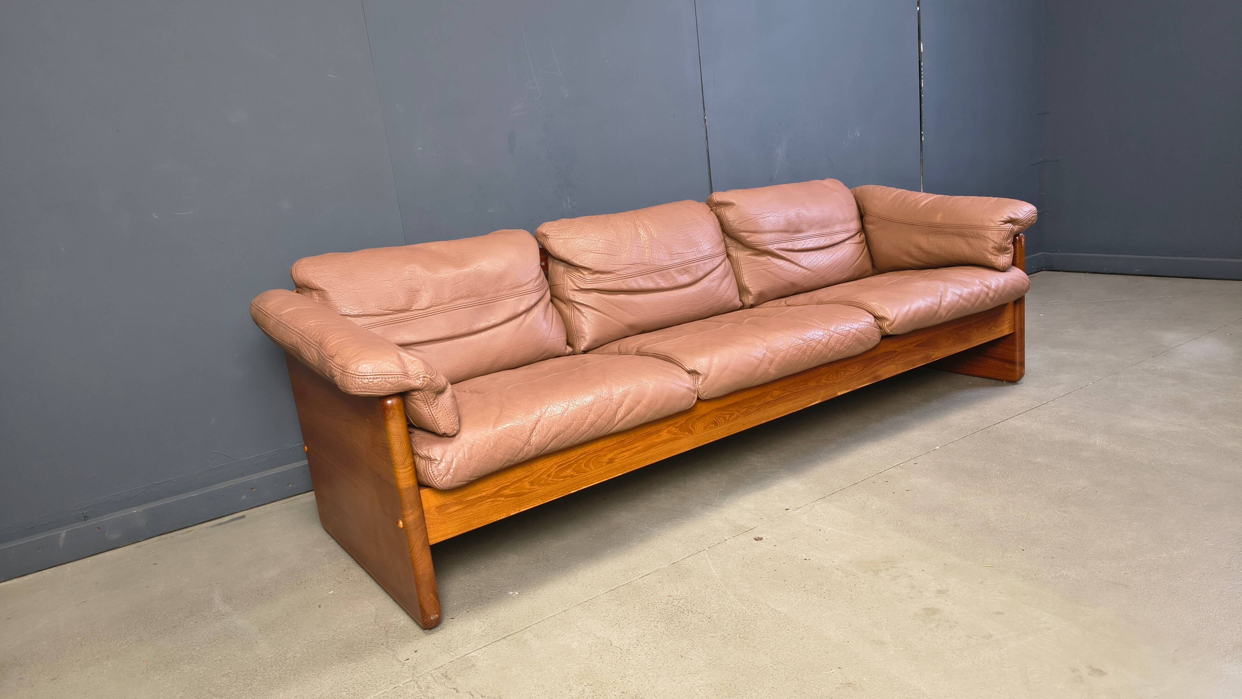 Canapé 3 places en cuir danois et teck par Mikael Laursen, années 1970.