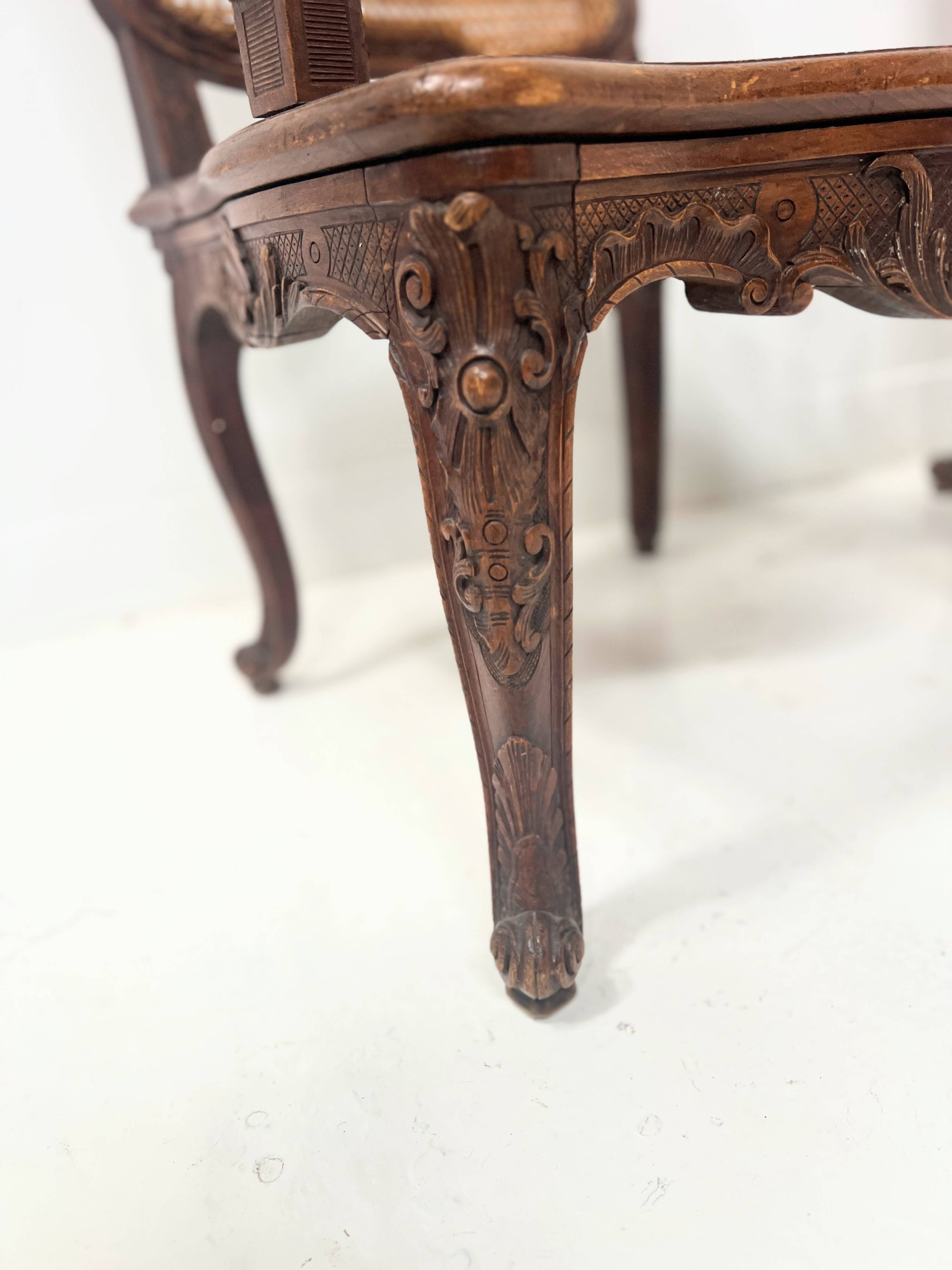 Paire de fauteuils de style Régence en bois naturel XIX siècle