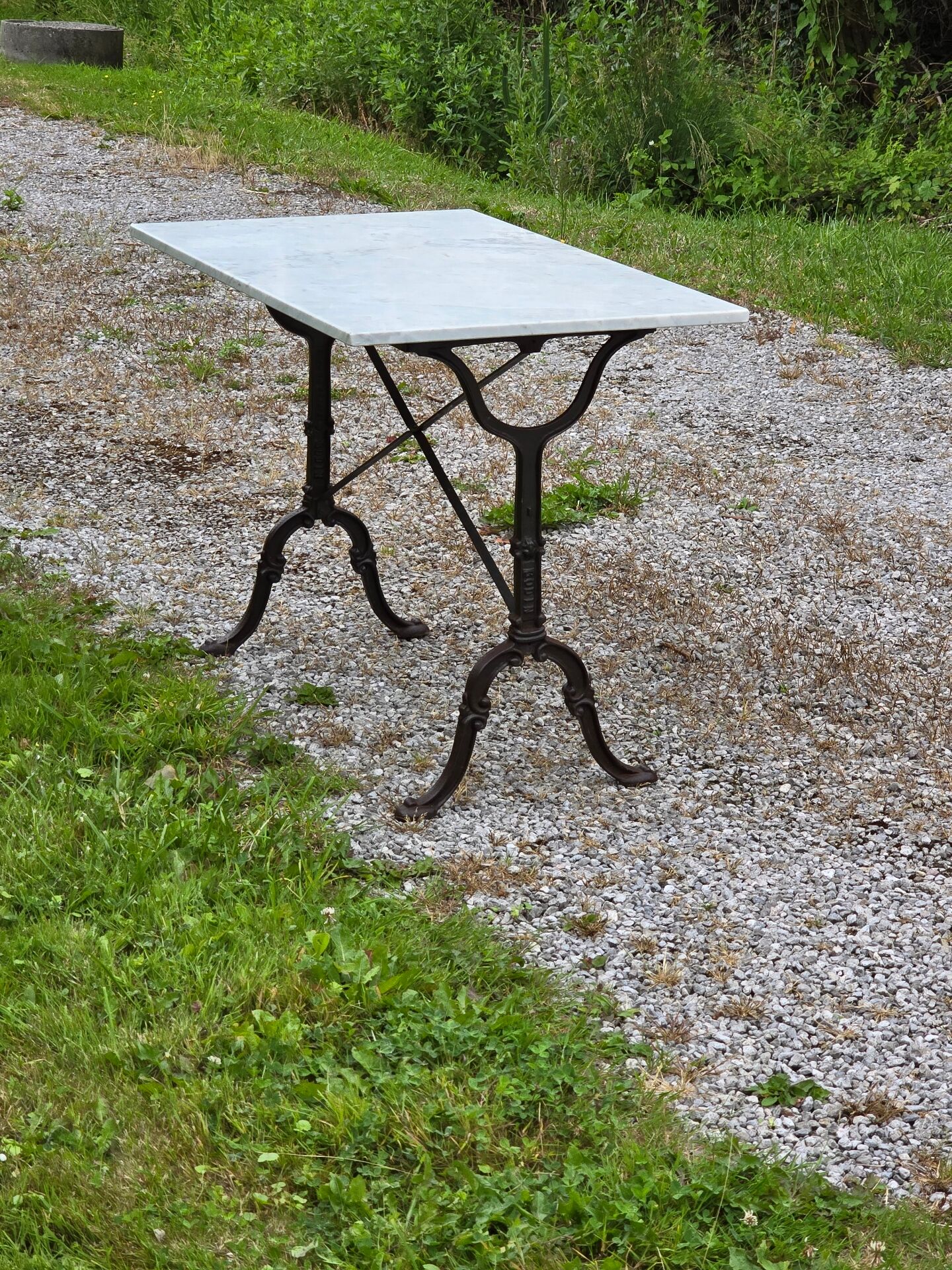 Godin bistro table in cast iron and white marble