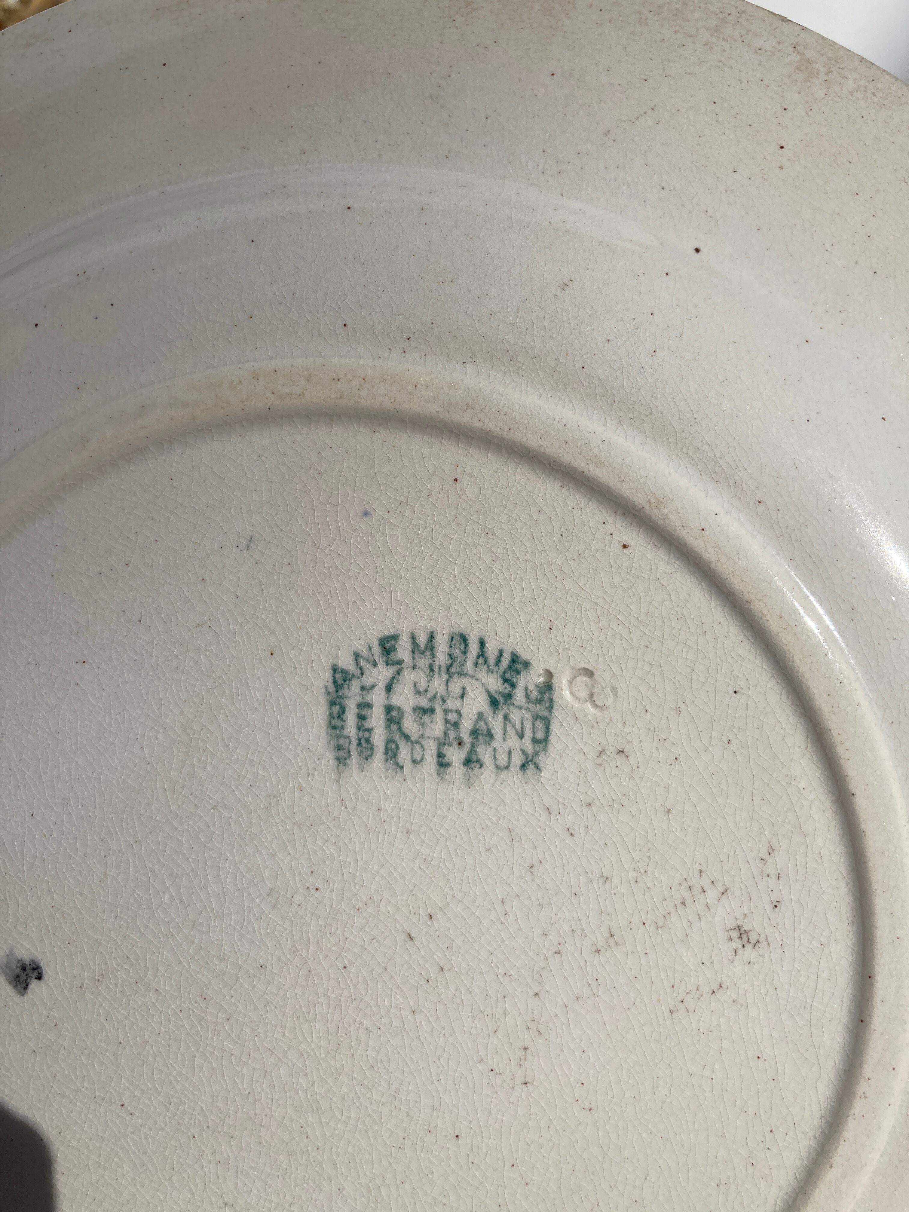 8 Terre de fer plates Anémones Bertrand Bordeaux old in green ceramic decorated with flowers