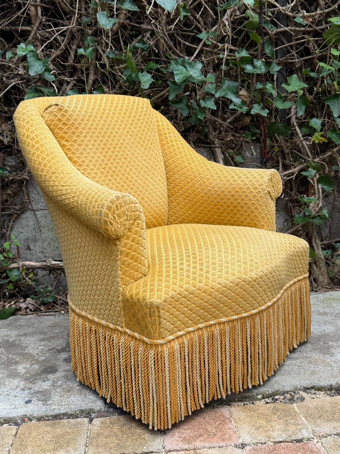 Fauteuil crapaud vintage jaune moutarde velours floqué