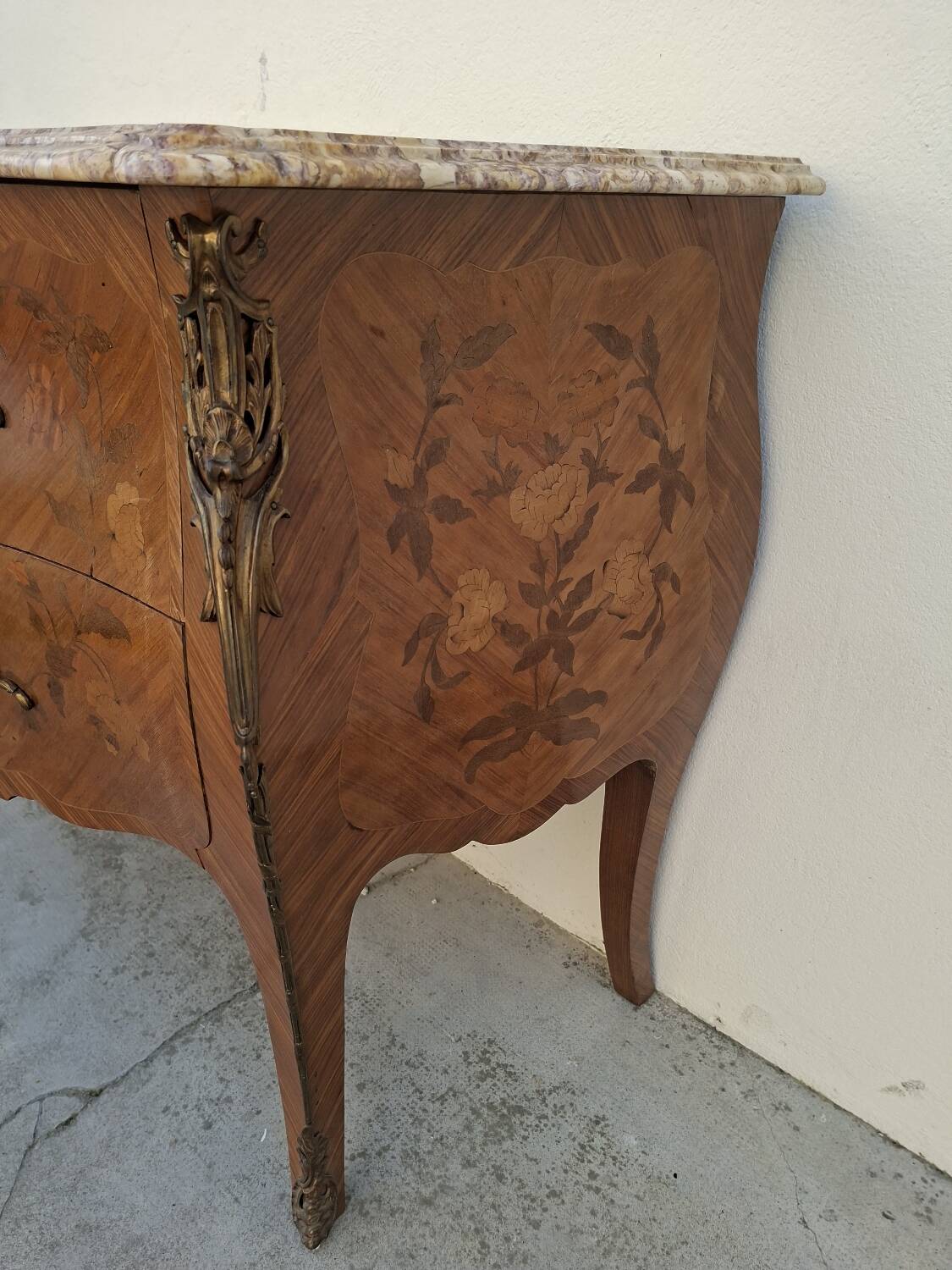 Commode style Louis XV en marqueterie et bois de rose