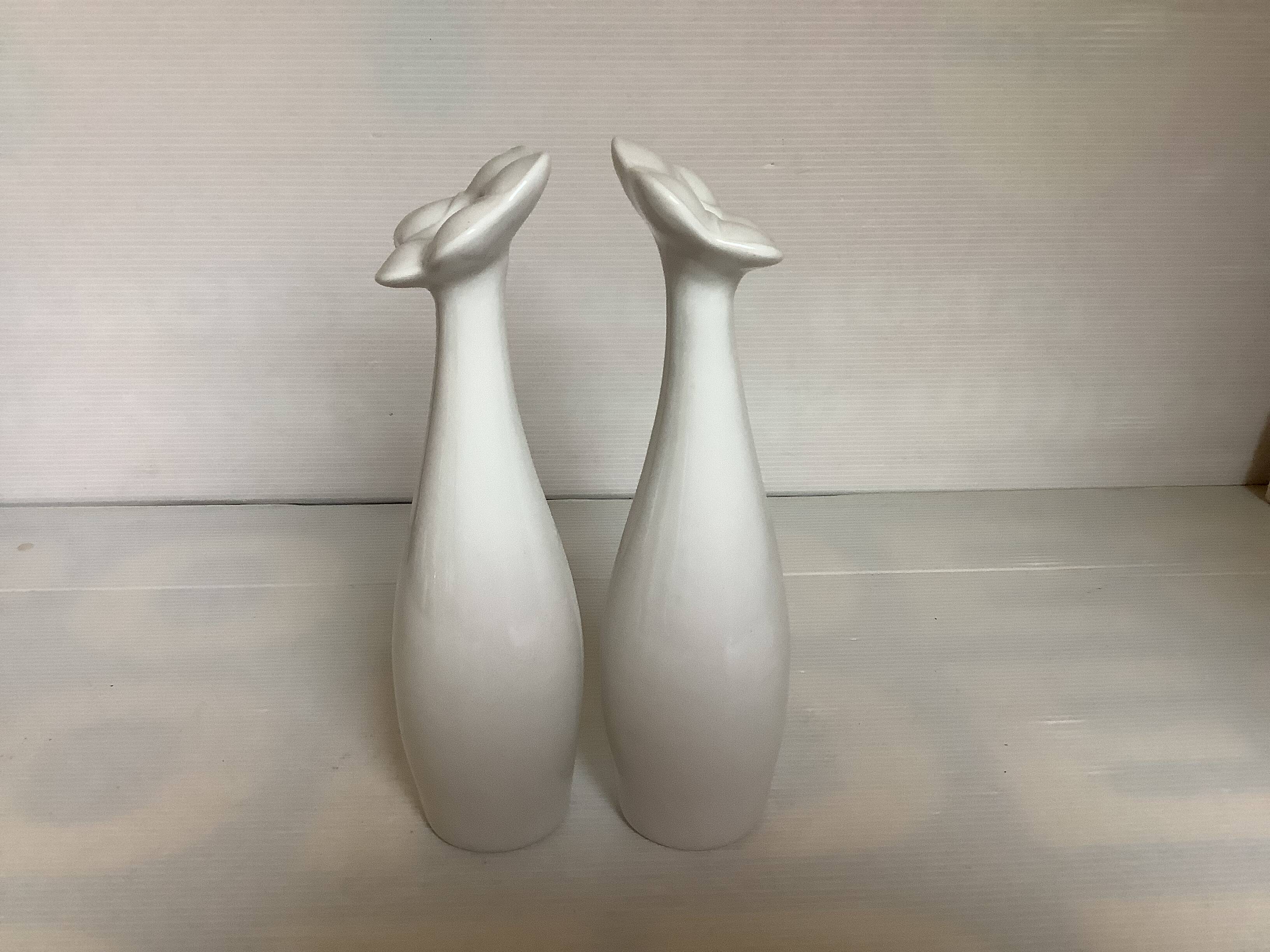 Pair of bowling pin-shaped single-flower vases