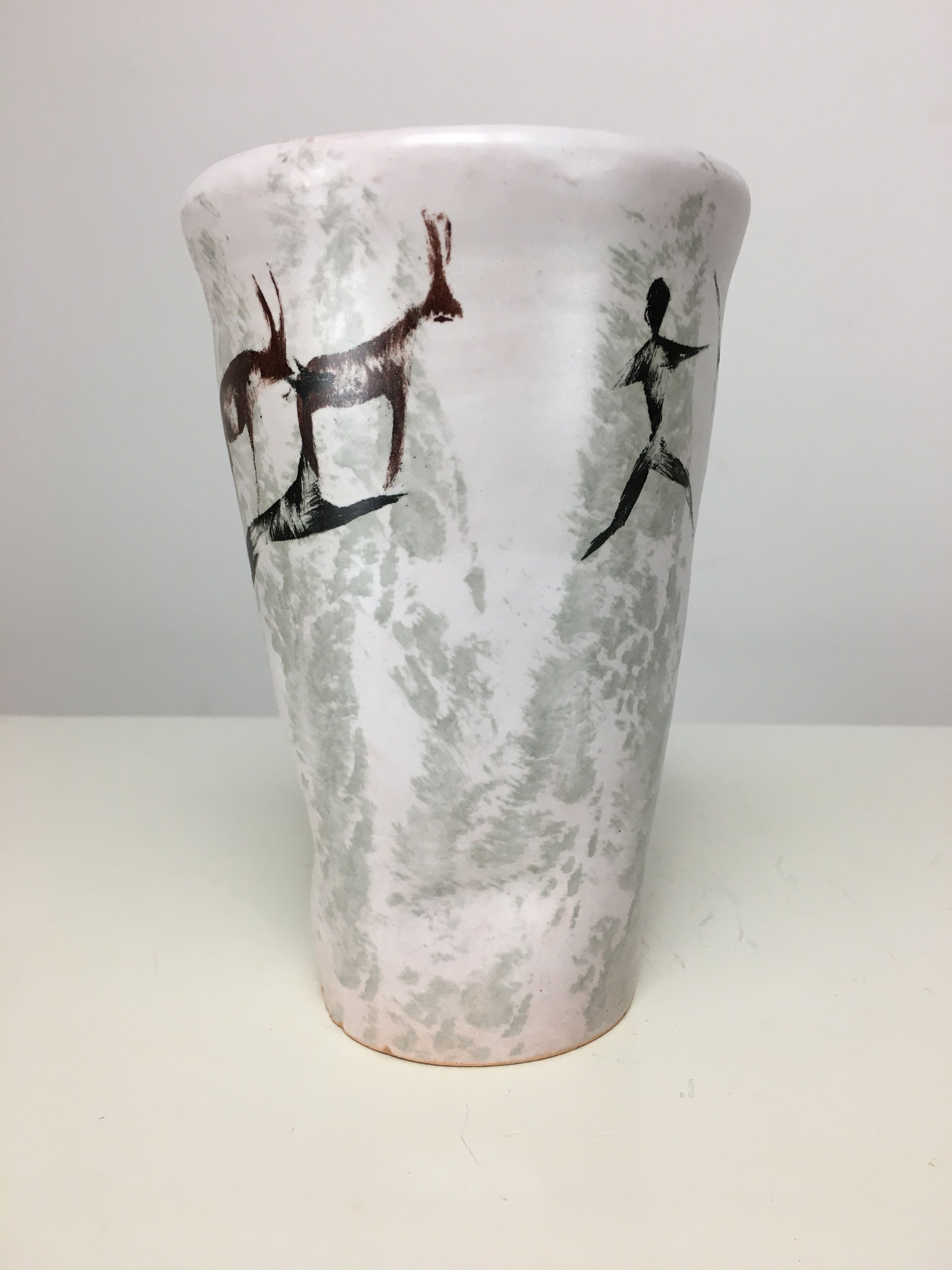 Vase céramique décor pariétal, années 50 signée yurtsua