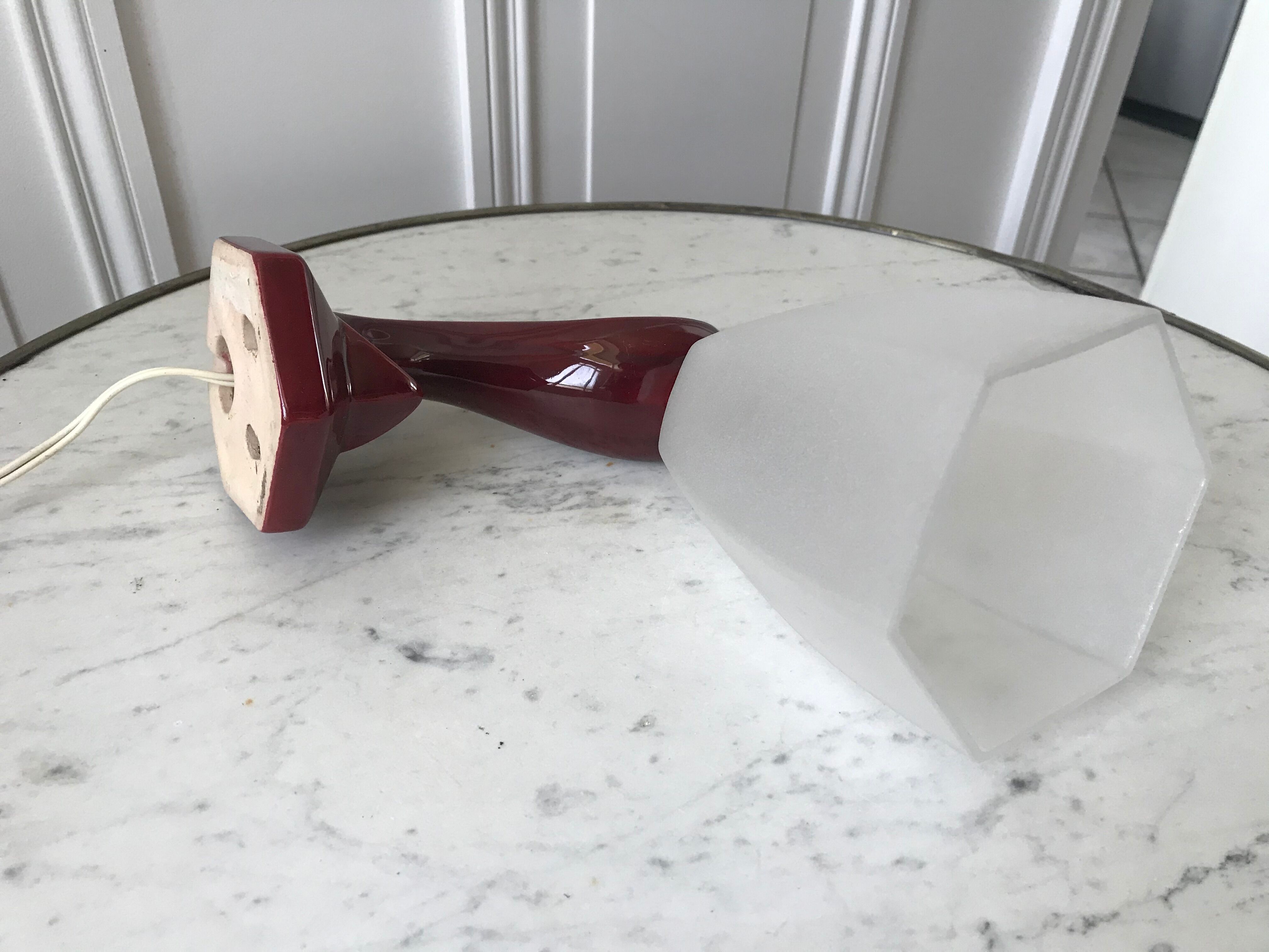 Art Deco glass wall lamp with burgundy porcelain support 30s