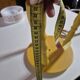 Tabouret tripode vintage en bois tourné jaune