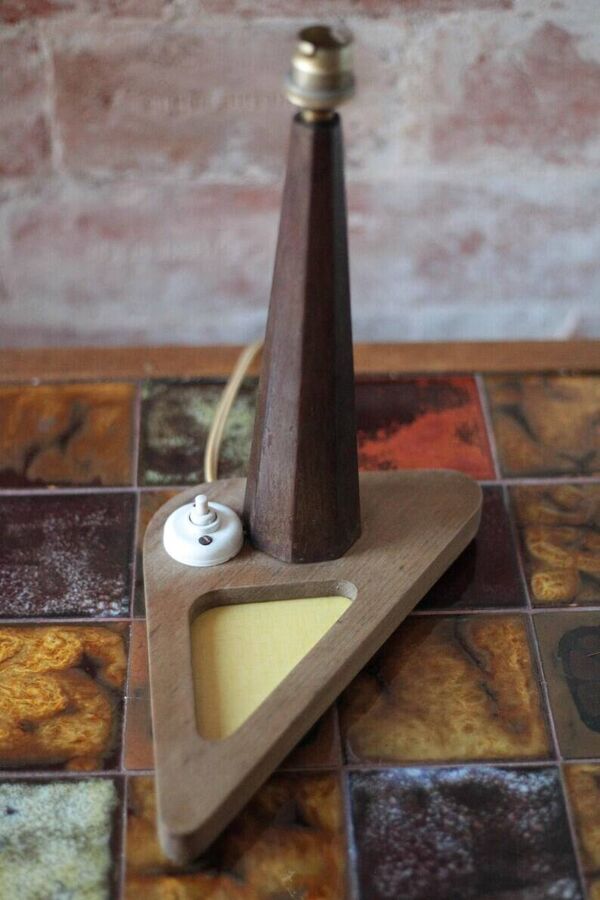 Lampe art déco, lampe de table, lampe à poser, lampe de chevet, lampe bois conique avec socle triangulaire , 40's