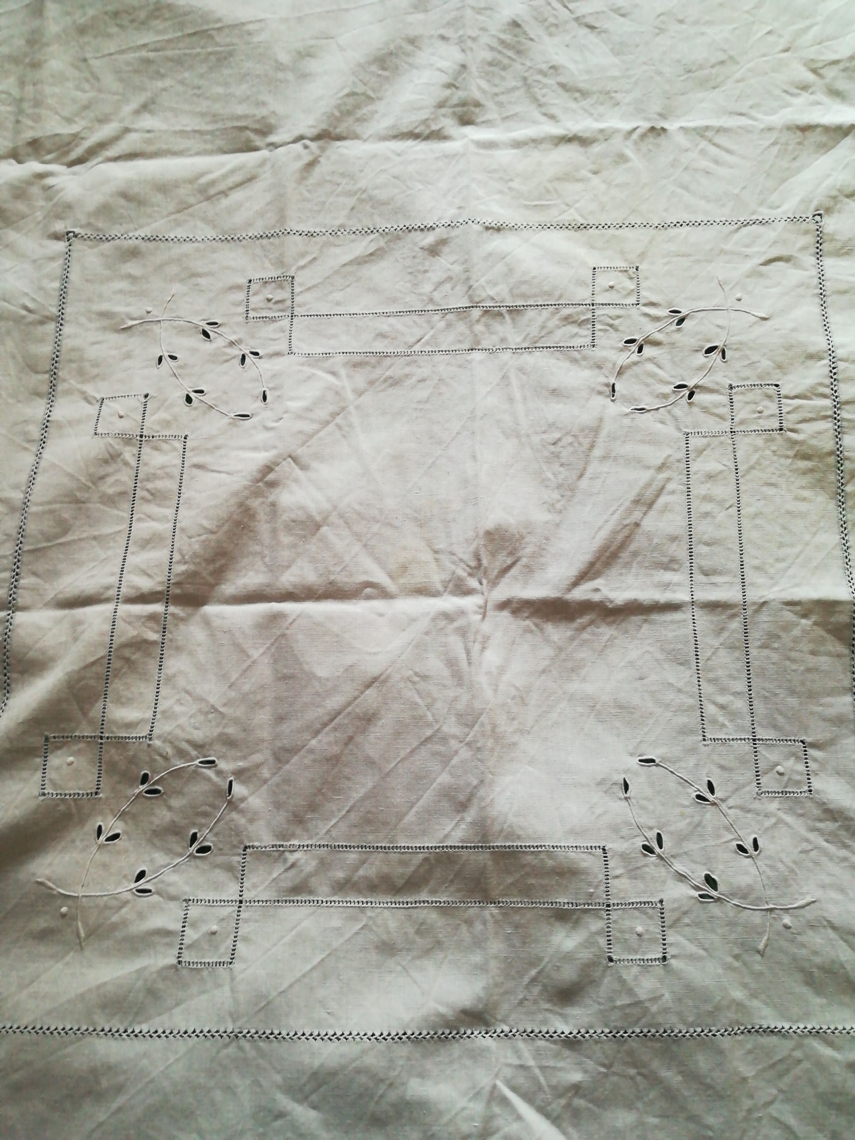 Cotton tablecloth has days and its 8 napkins to match