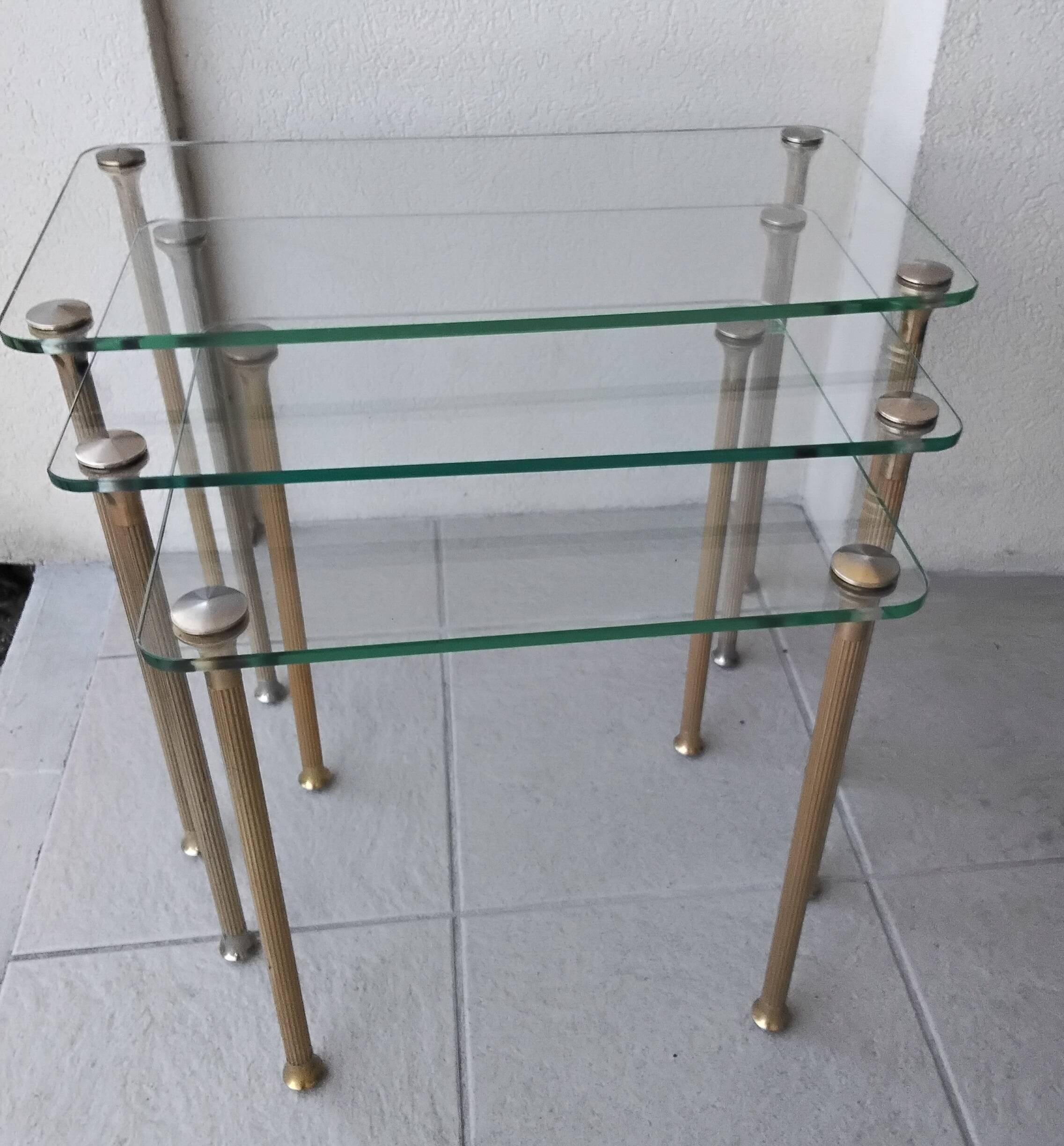 Tables gigognes en laiton et verre