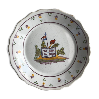 Decorative hollow plate in Nevers earthenware with revolutionary decorations, eighteenth century