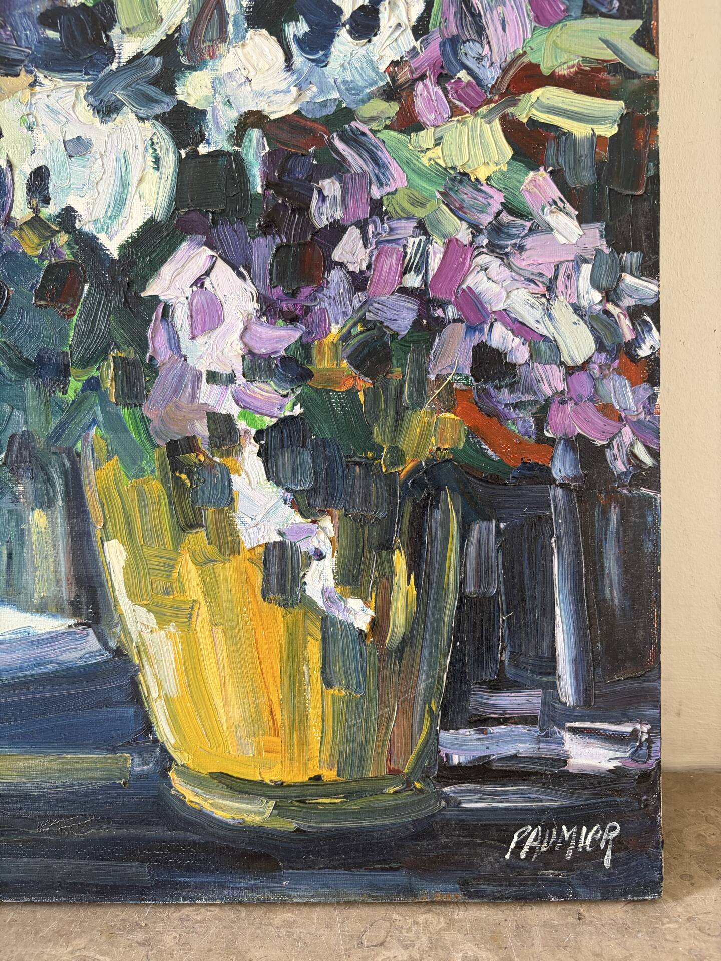 Violet bouquet at the window, oil on canvas signed Lilas Paumier.