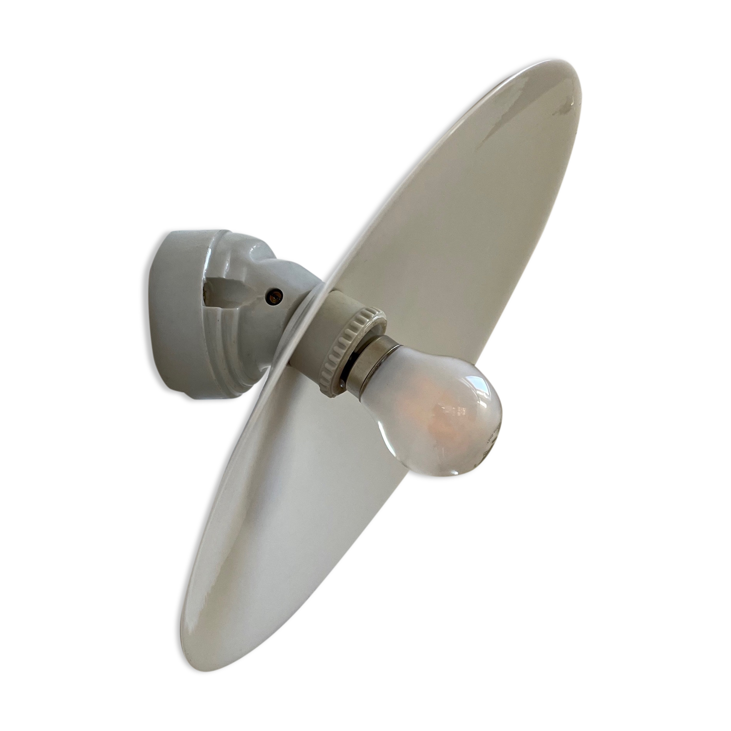 Opaline and porcelain wall lamp