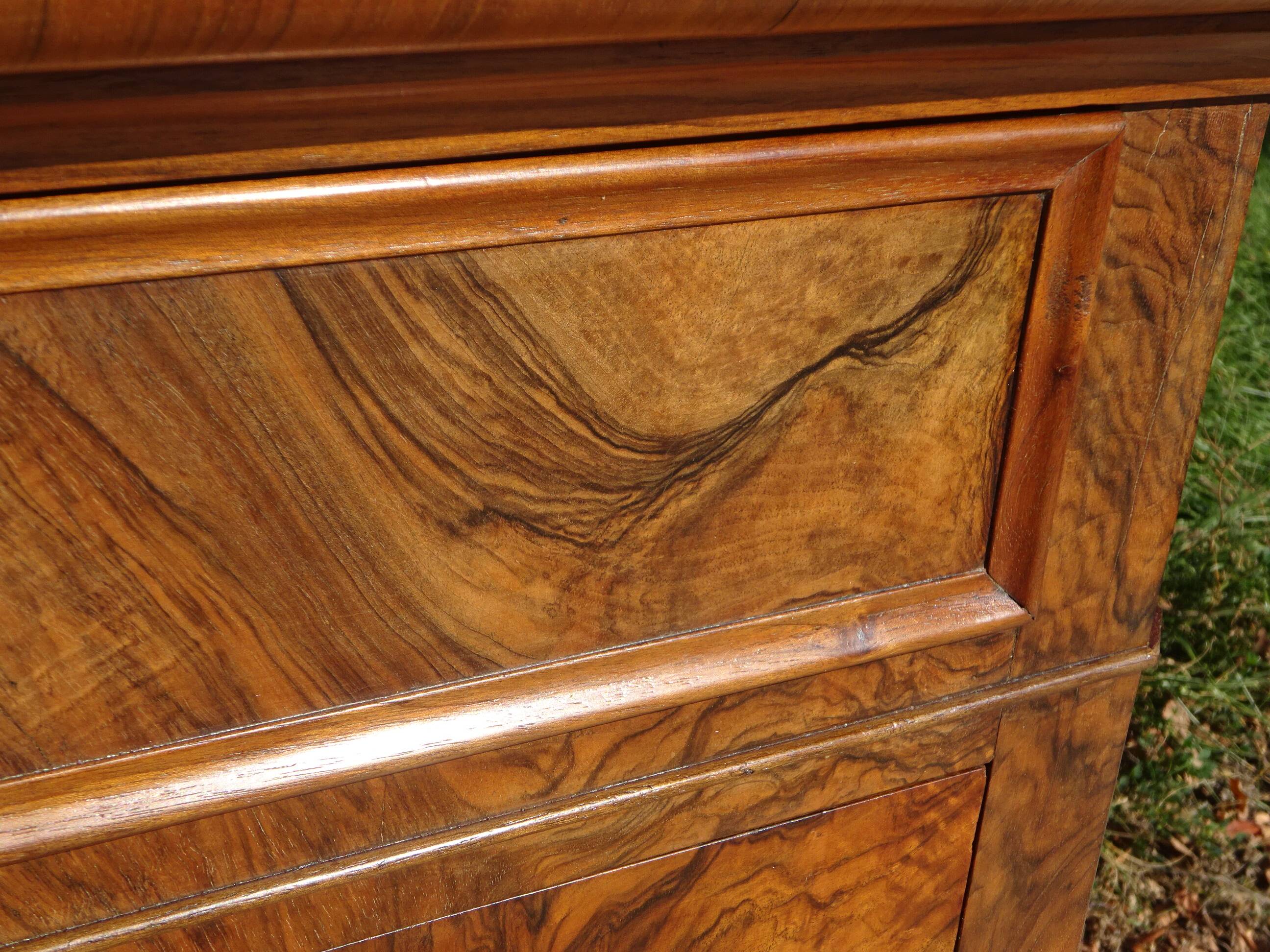 Commode en noyer et ronce de noyer style Louis Philippe