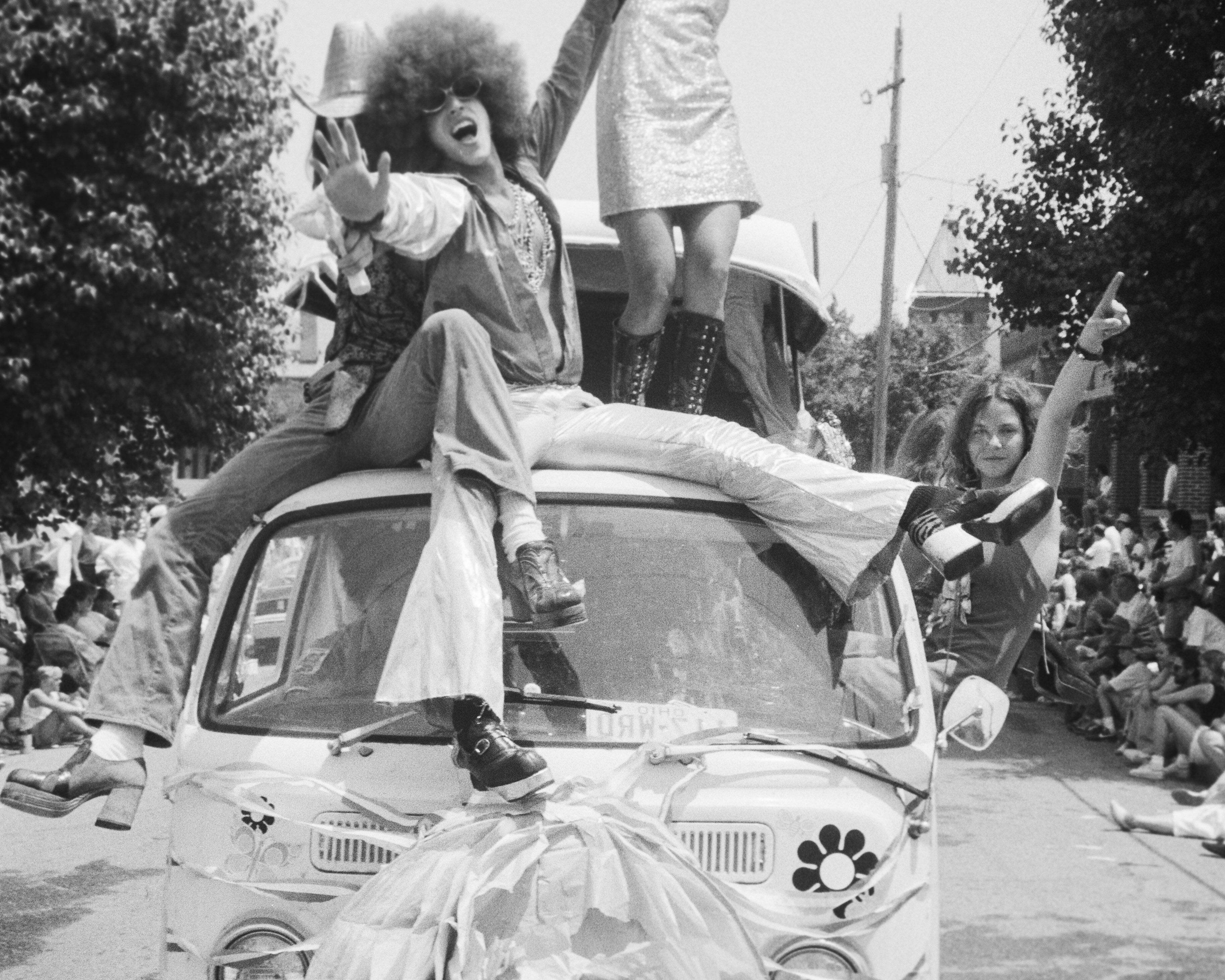 Photo print black and white hippies on van volkswagen barium paper 300g format 30x45cm