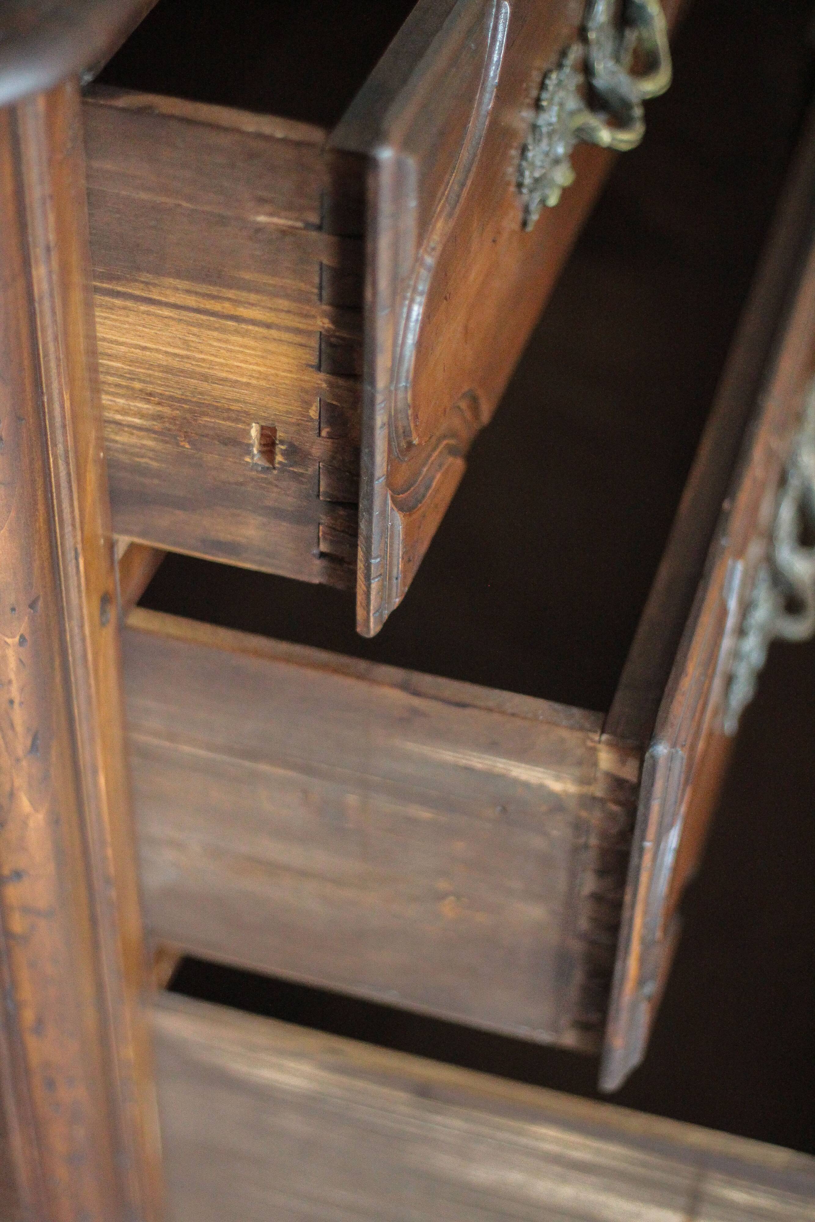 Wooden chest of drawers with 4 drawers in Louis XV style