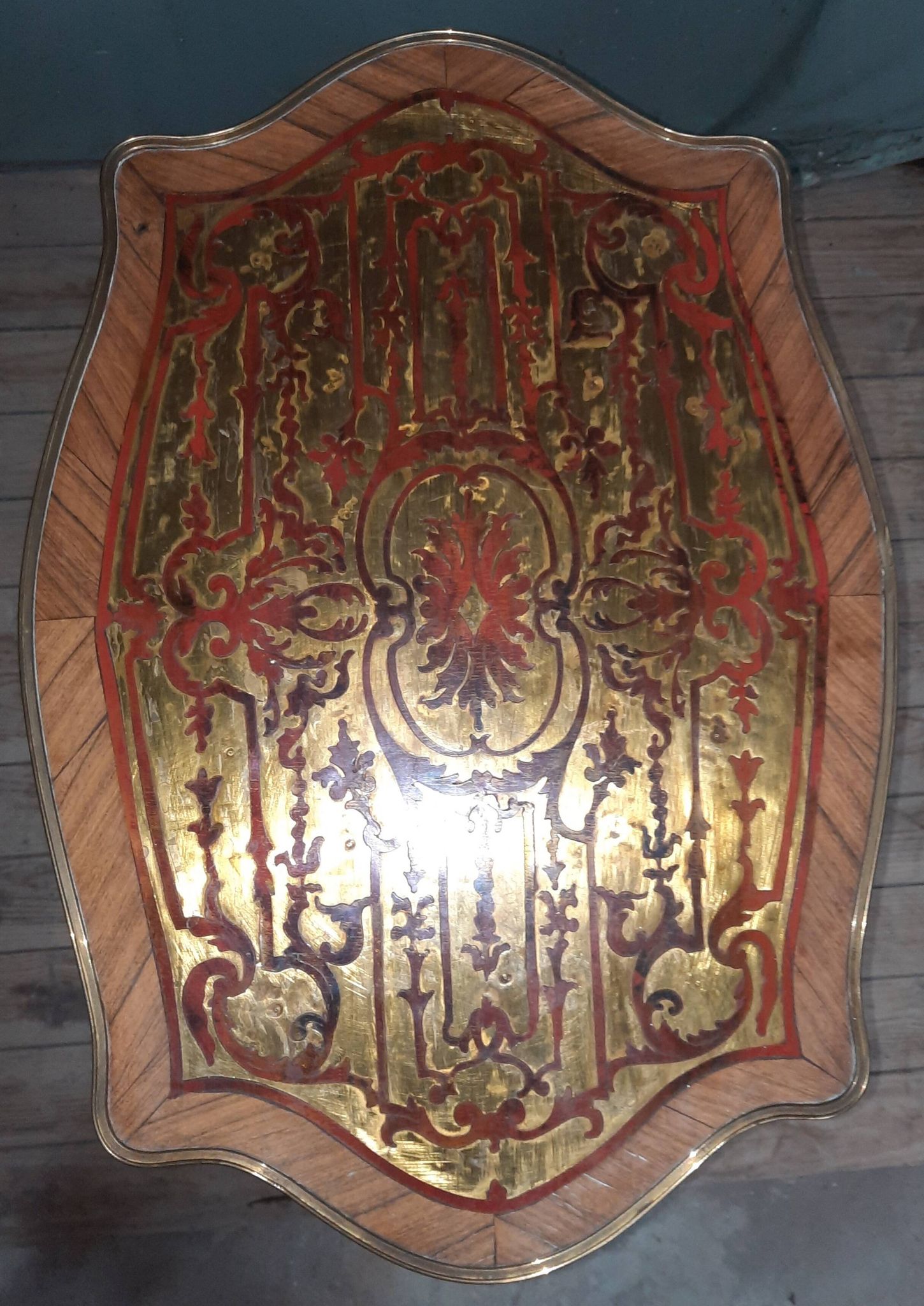 Table  Louis XV  en marqueterie rouge