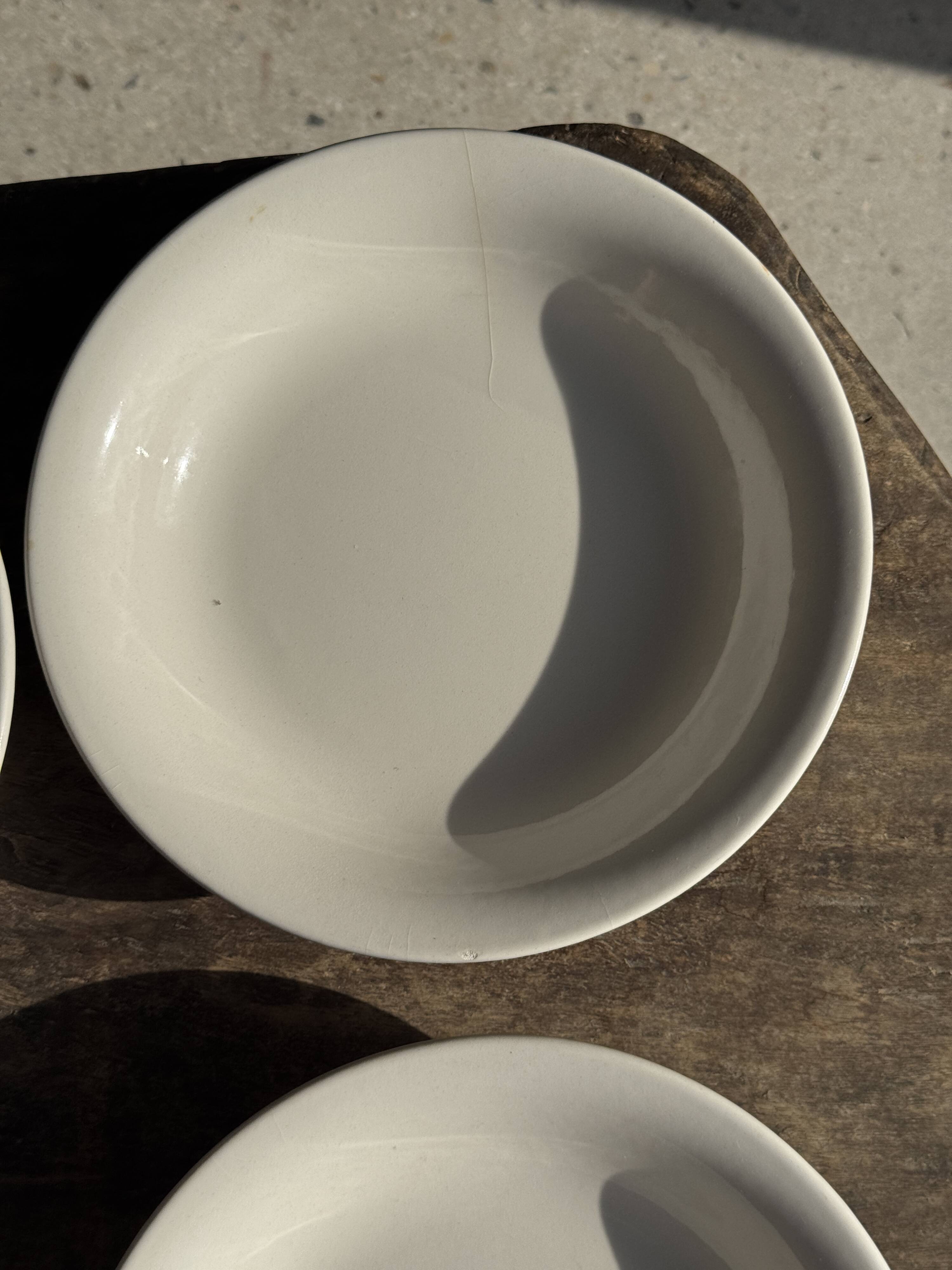 Set of 5 thick white deep plates, no brand, D21.5.