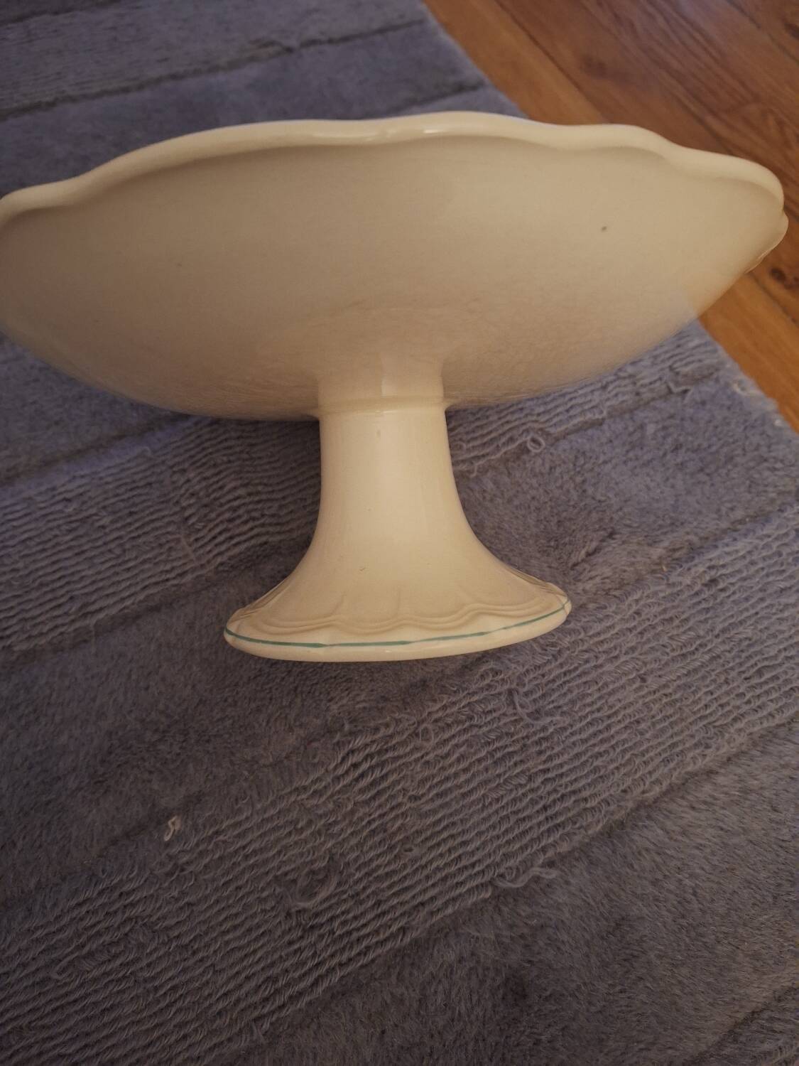 Presentation dish on earthenware foot