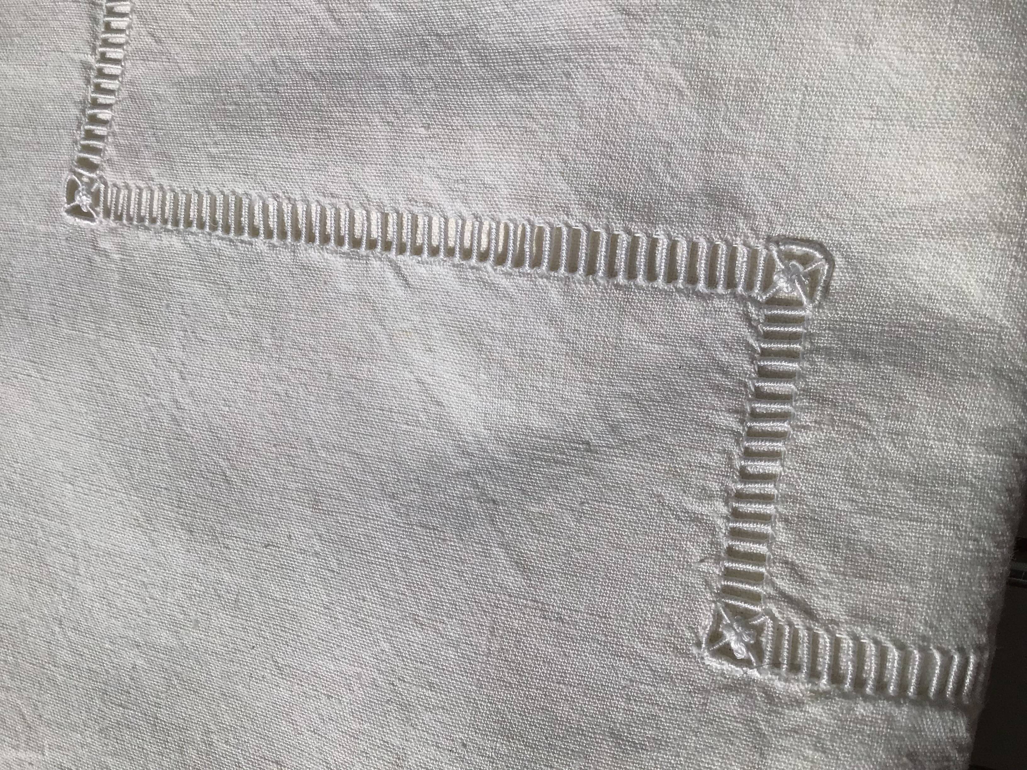 New 2-seater sheet embroidered with ladder day triangles