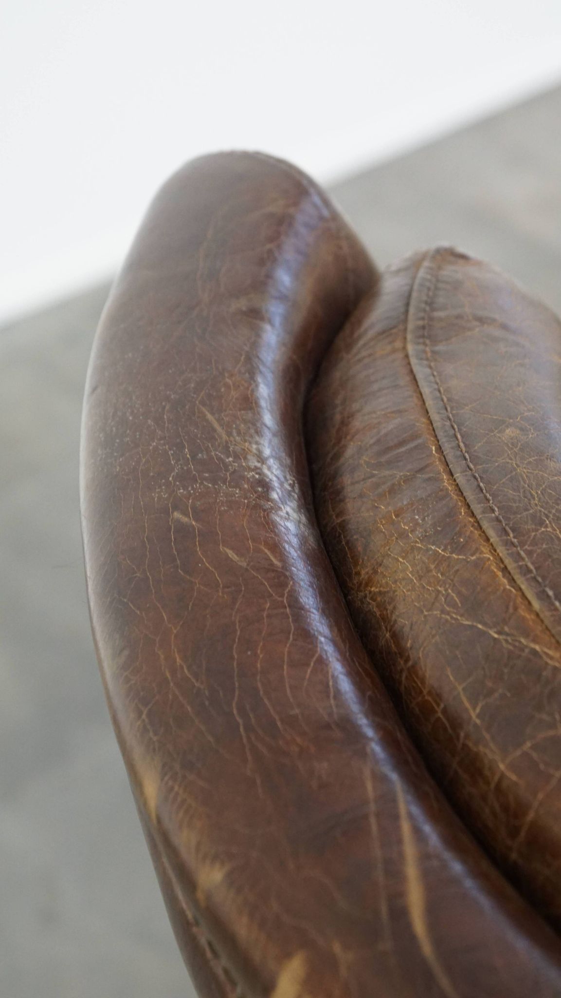 Fauteuil en cuir de vachette grainé au design intemporel