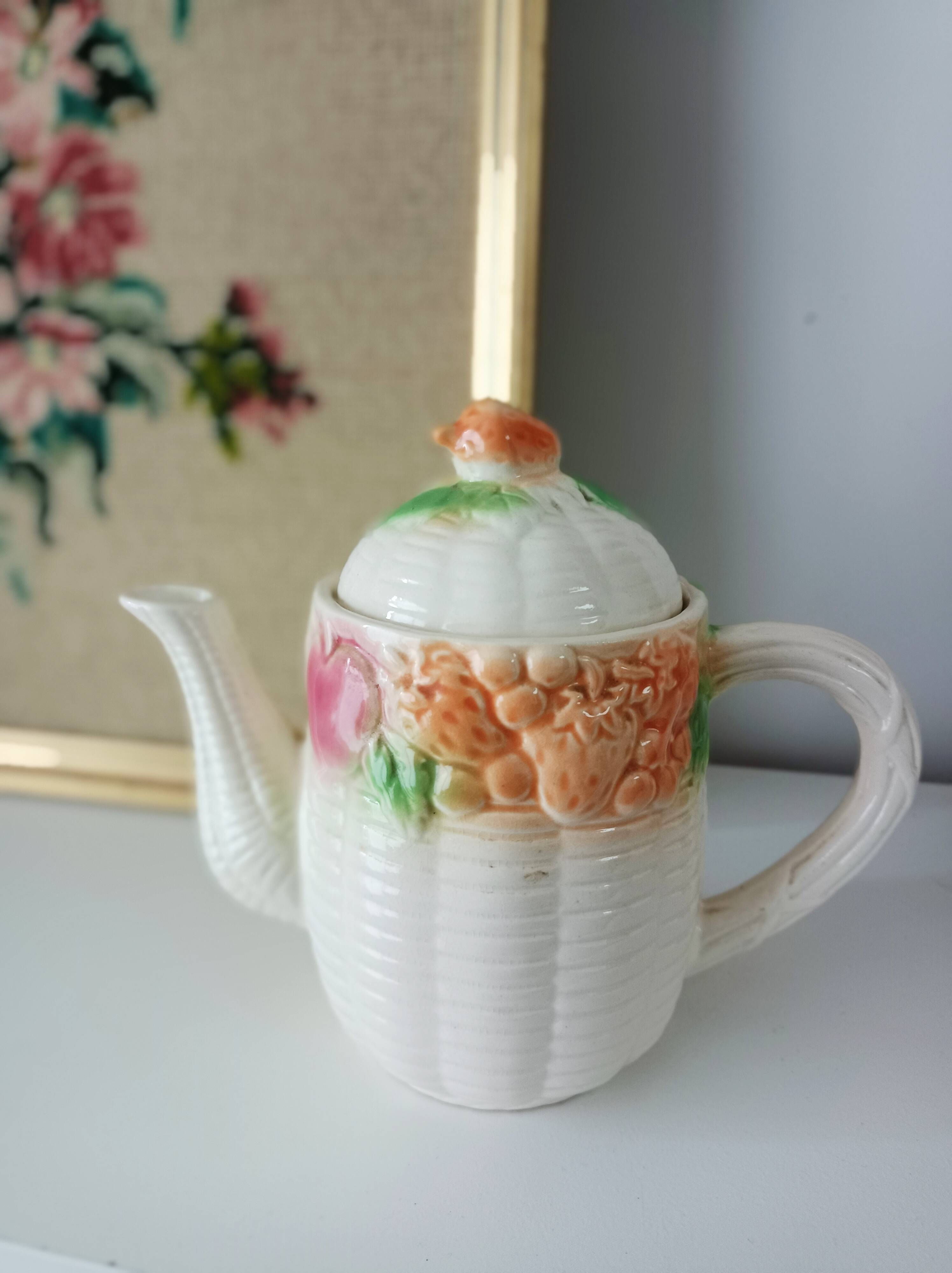 Théière en barbotine, décor fruits
