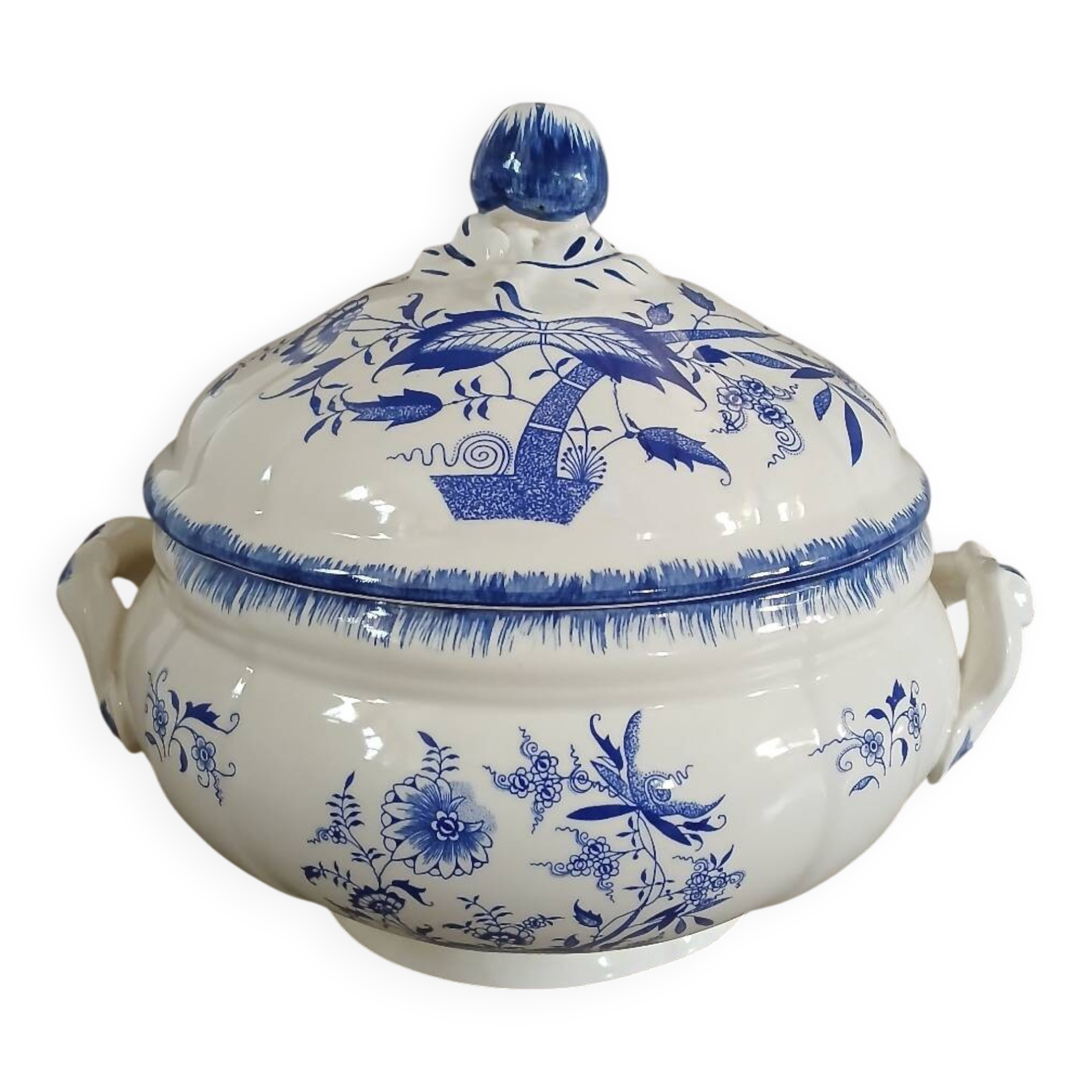Antique "Lancaster" soup tureen from Sarreguemines