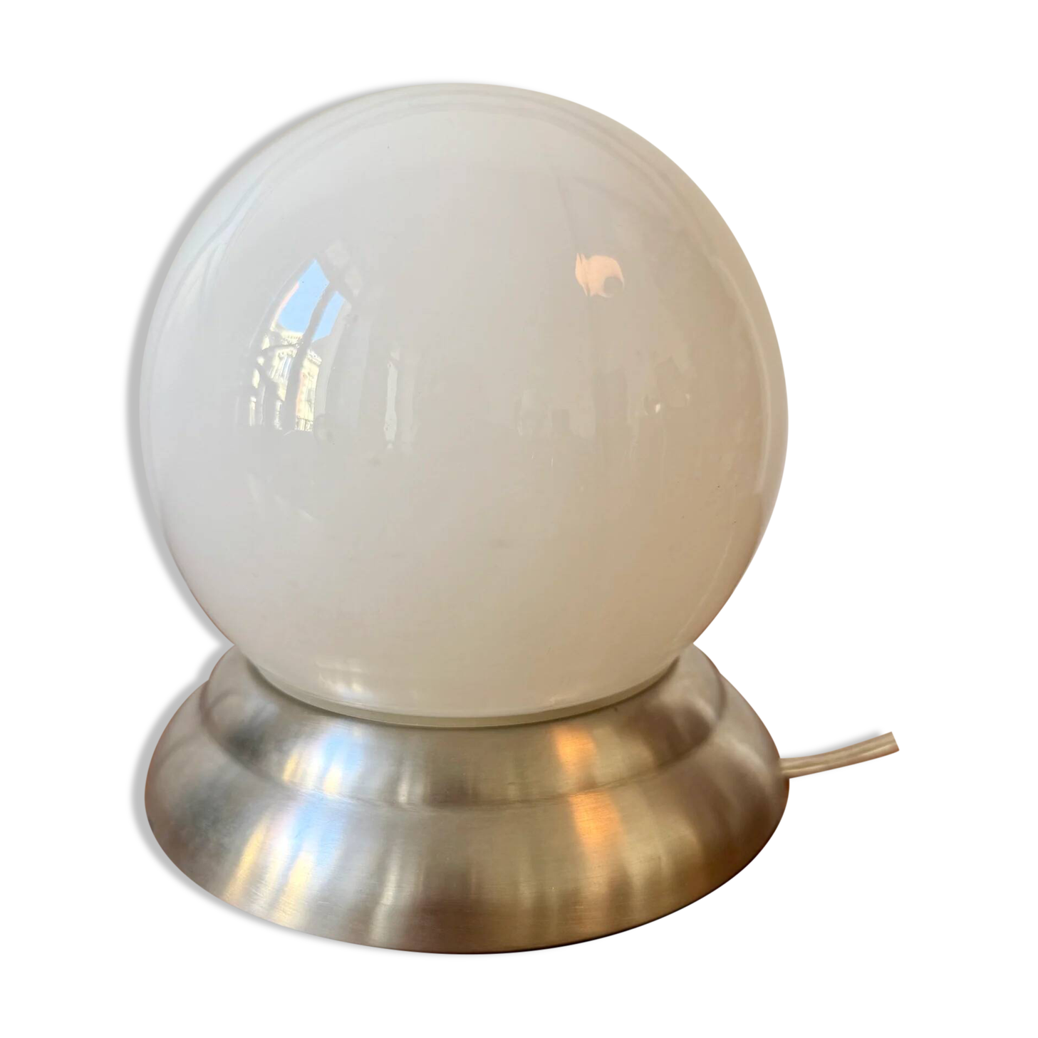 Globe lamp in opaline.