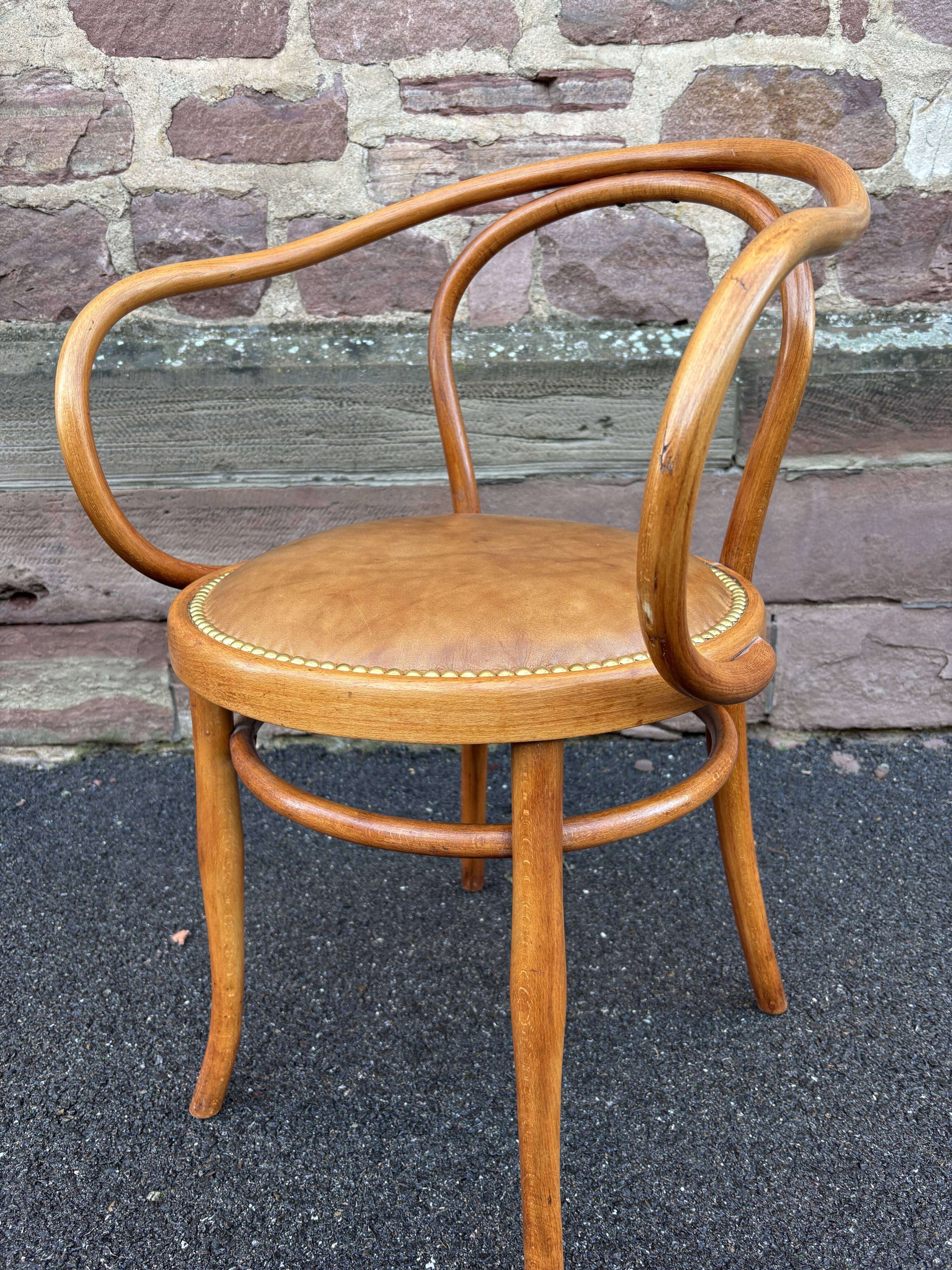 Authentic kohn b9 or le corbusier bentwood armchair