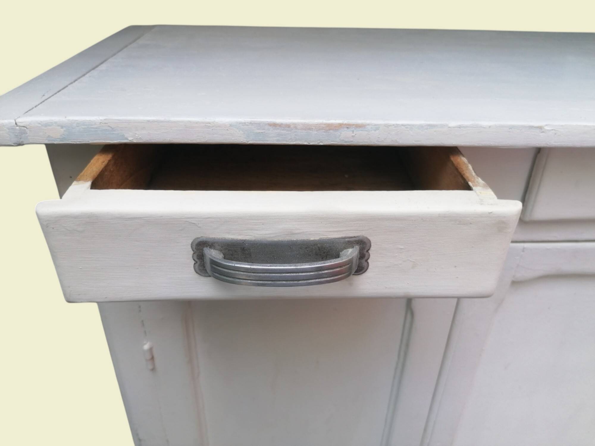 Small Parisian buffet in painted wood.