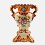 Sublime Capodimonte vase with white and yellow floral patterns.