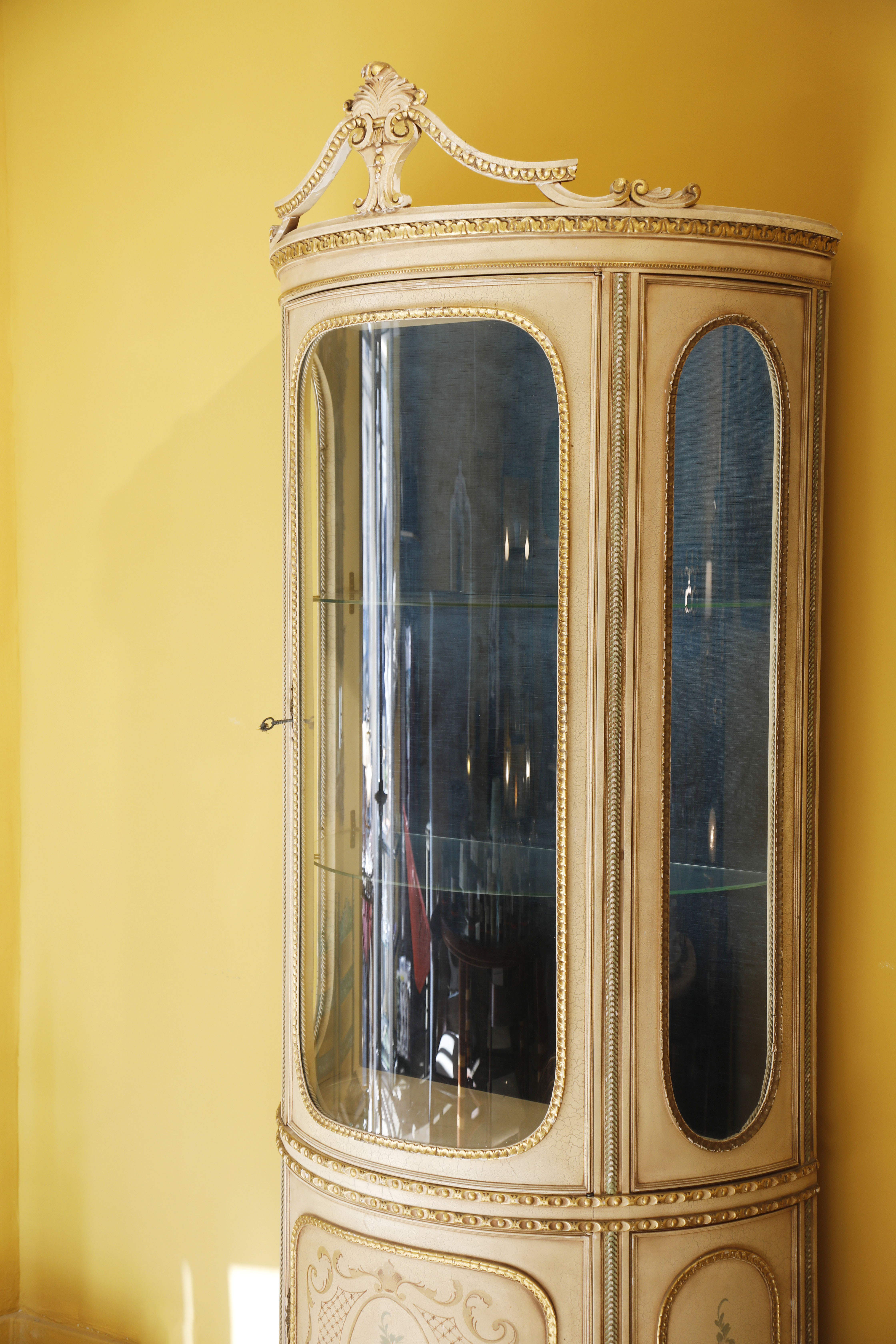 Venetian 1950s showcase