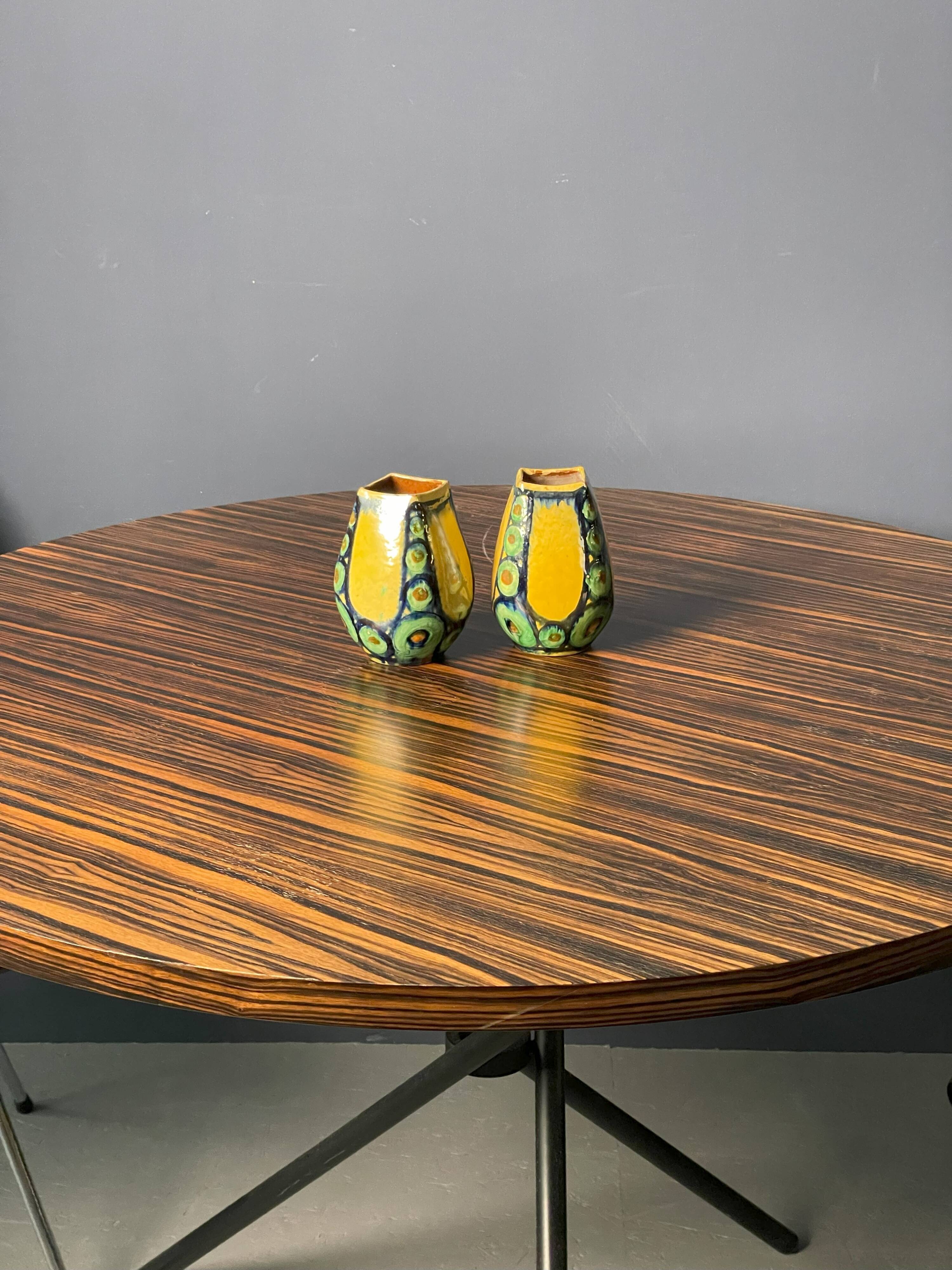 Une paire de vases verts et jaunes