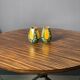 Une paire de vases verts et jaunes