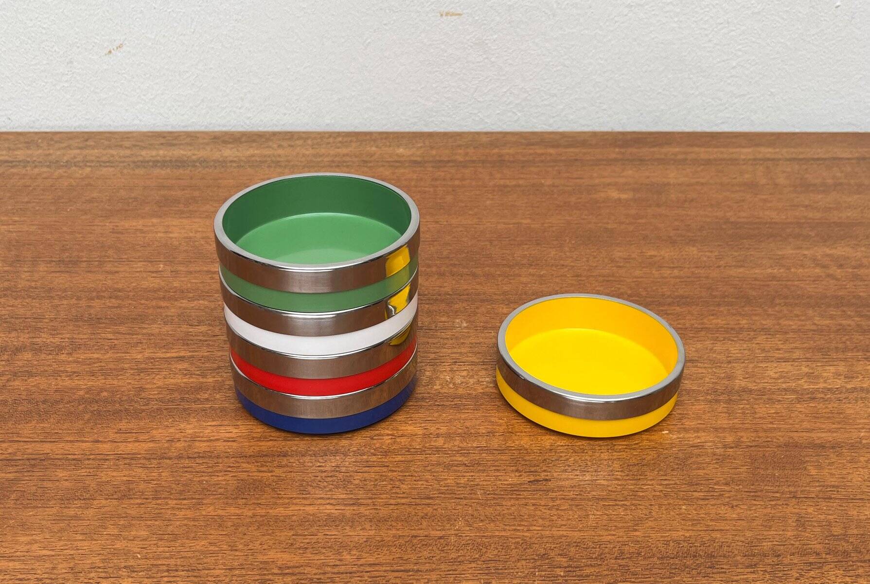 Plateaux bols utilitaires en métal et mélamine style Espace - Milieu du siècle, années 1960, lot de 5