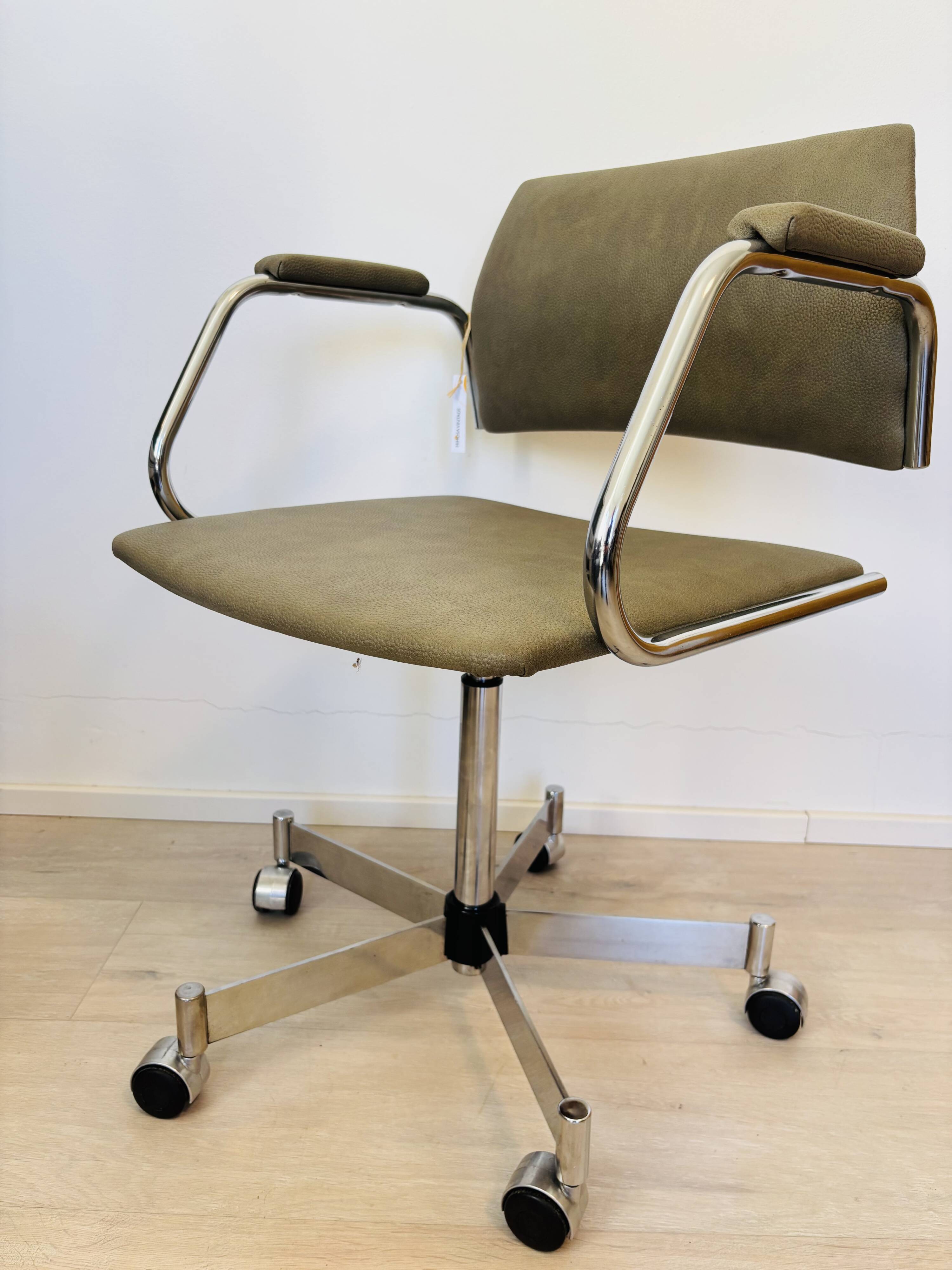 Chaise de bureau vintage kaki par Kovona K-380, Tchécoslovaquie années 1970.