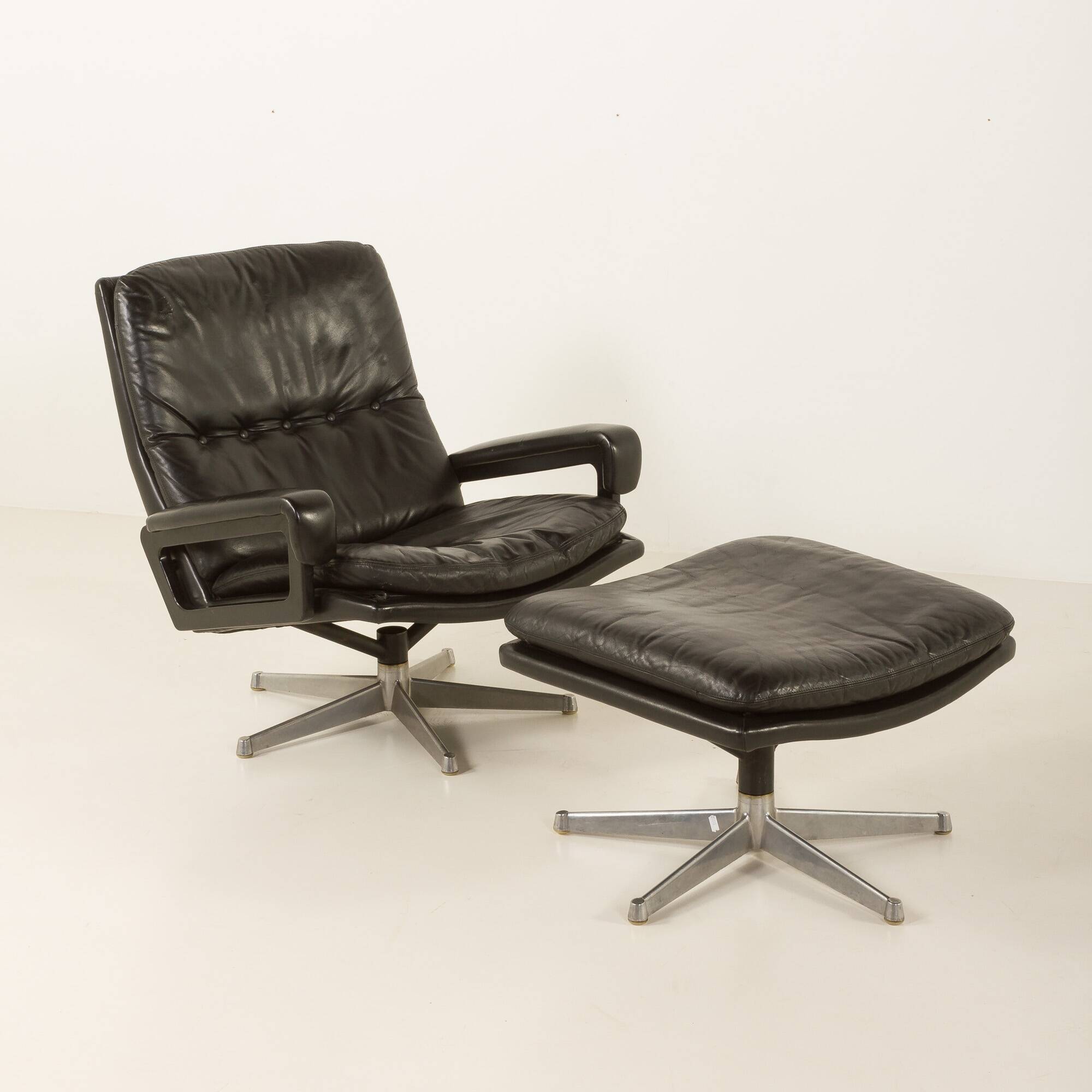 Fauteuil lounge vintage avec tabouret par André Vandenbrouck