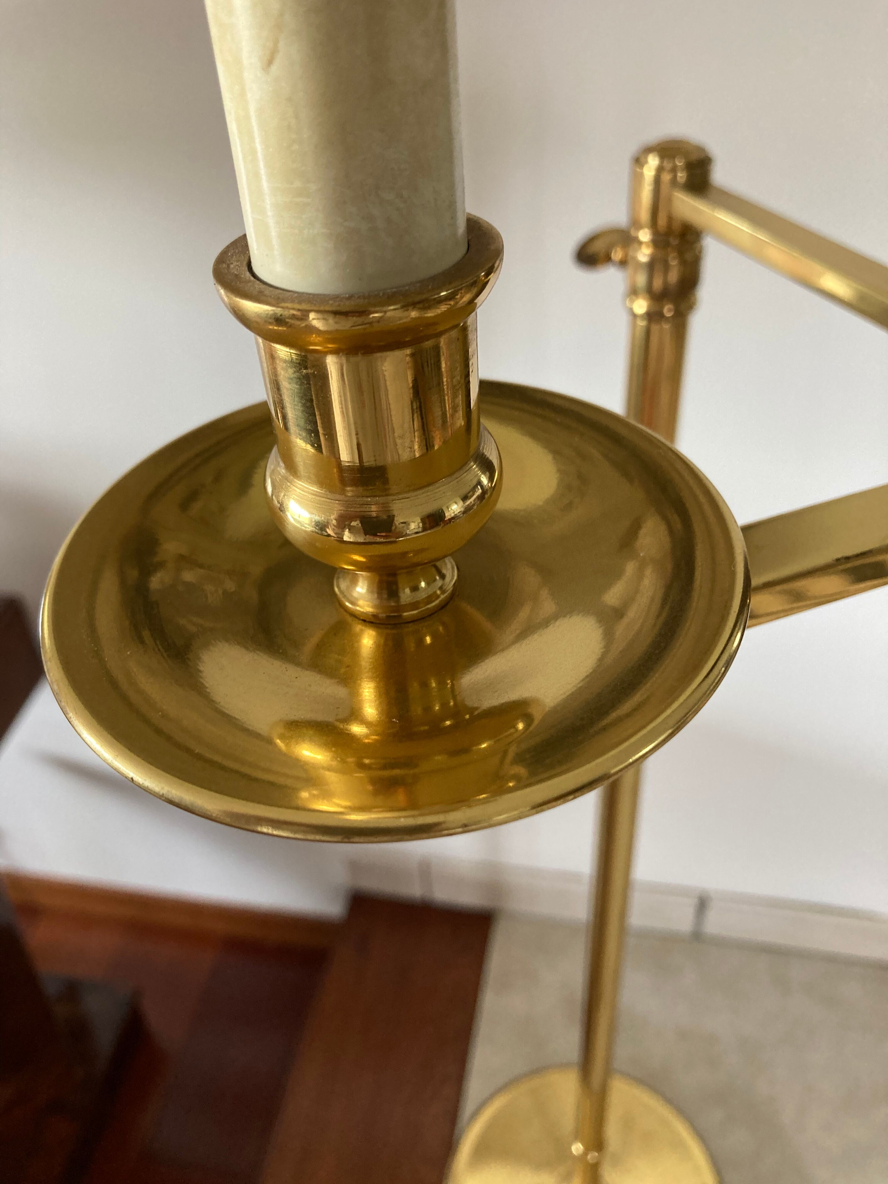 Floor lamp reader with articulated arm