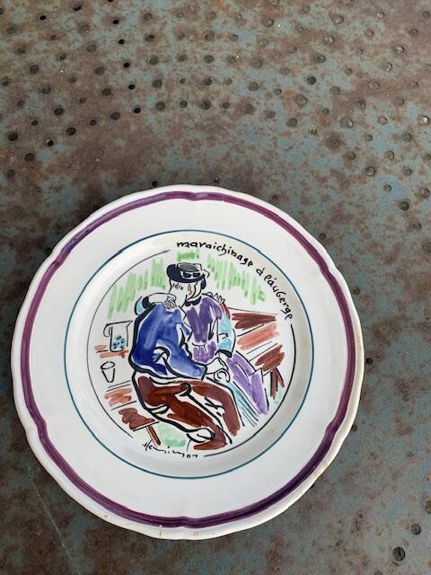 Collectible plate painted by Henry Simon, market gardening at the inn, in enameled ceramic,